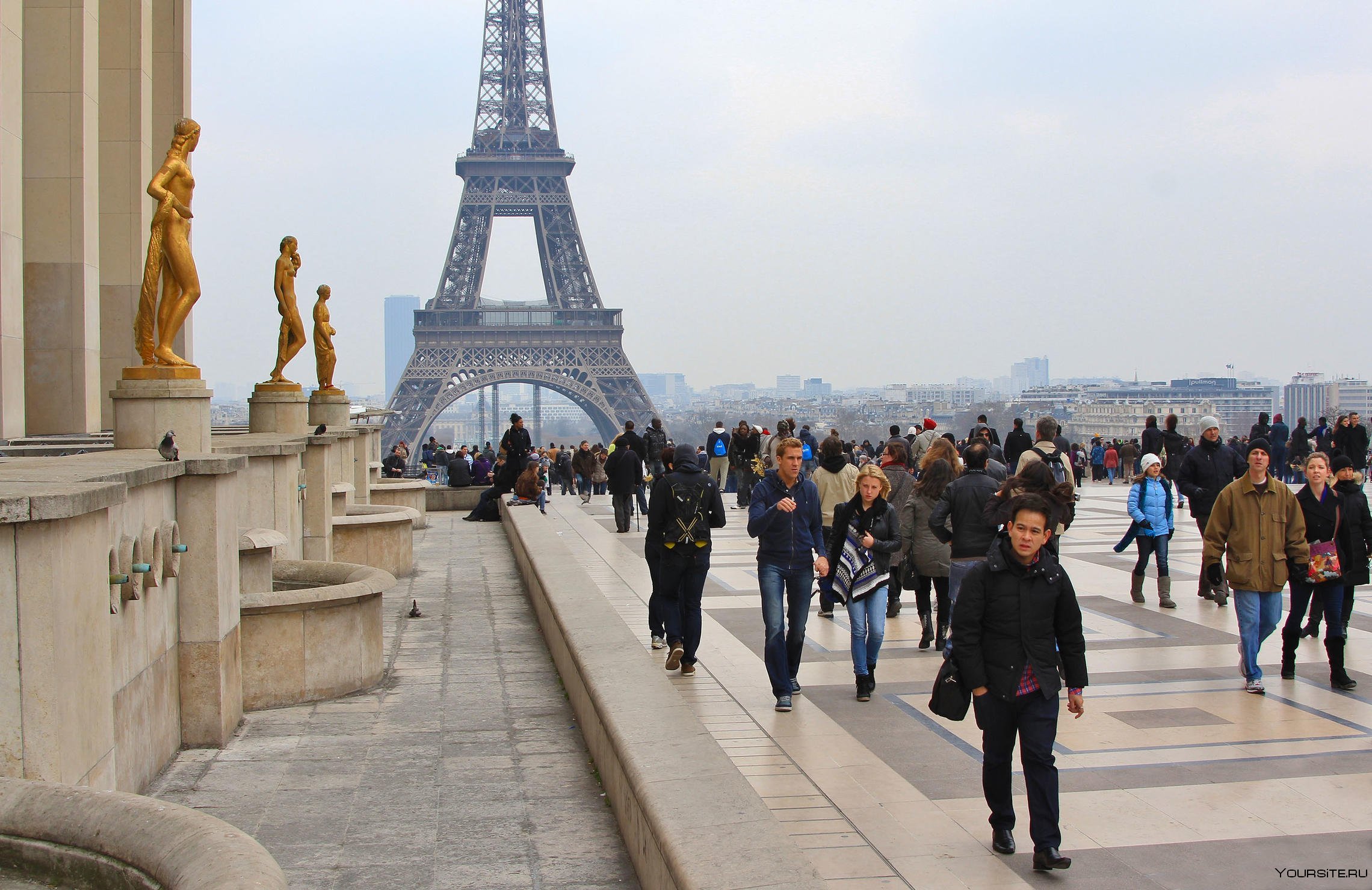 Погода в париже на 14 дней. Париж Елисейские поля Эйфелева башня. Париж люди. Туризм во Франции. Туристы во Франции.