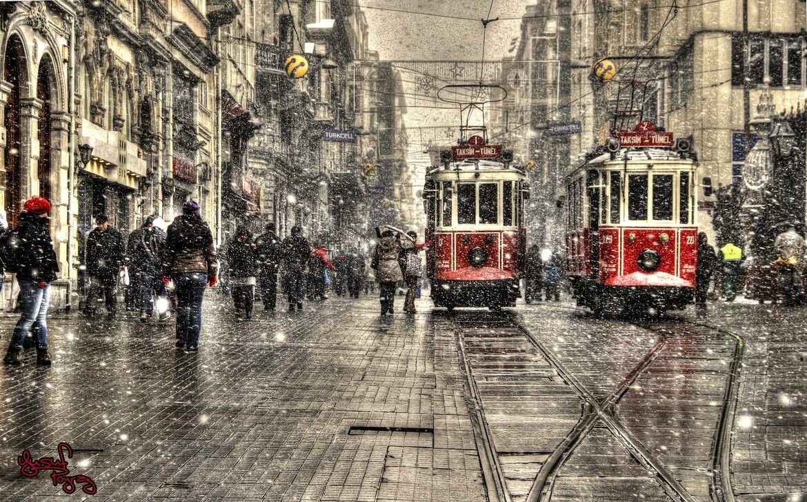Улица с красным трамваем в стамбуле