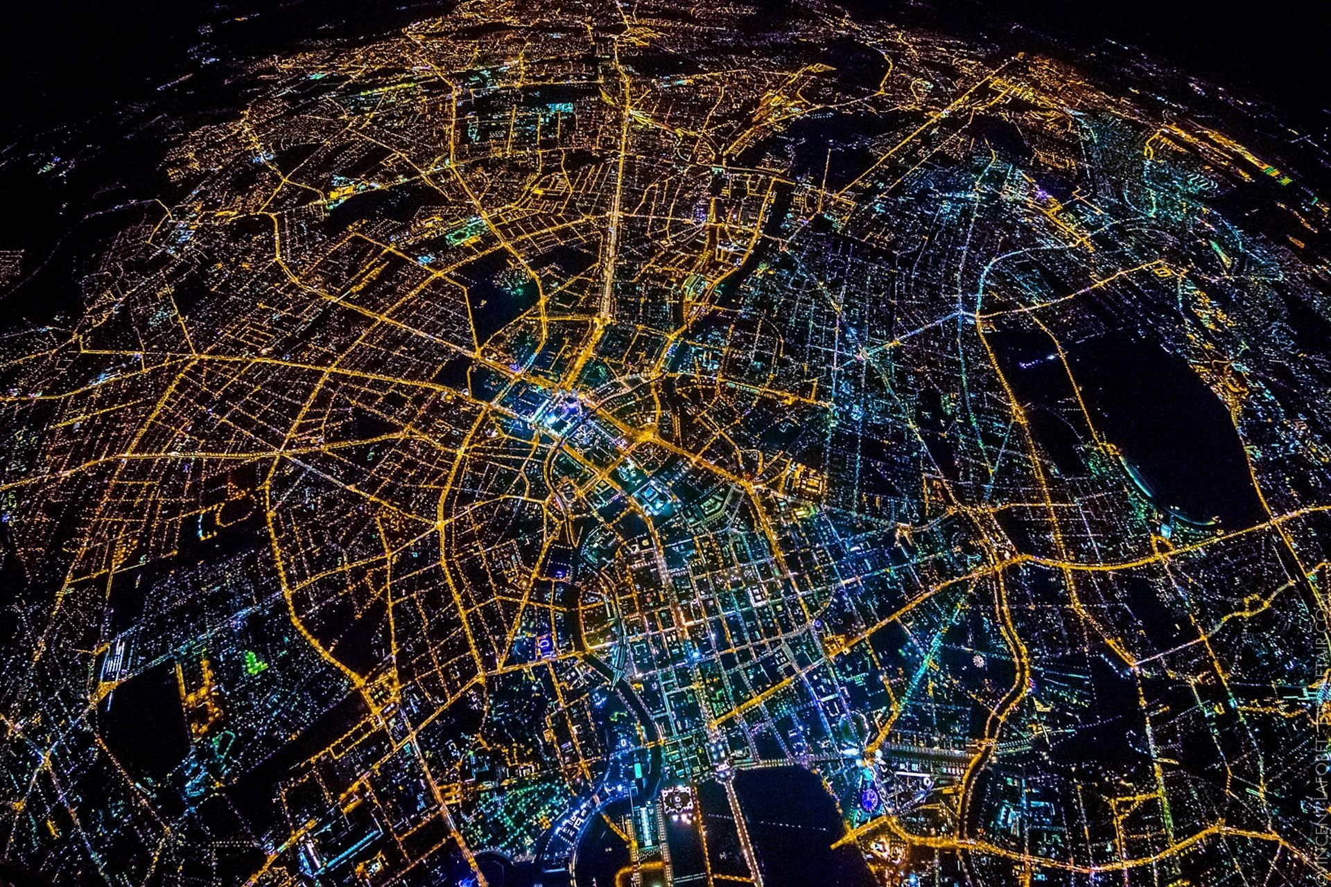 Space view. Берлин с высоты птичьего полета ночью. Ночной Берлин со спутника. Города из космоса. Берлин ночью из космоса.