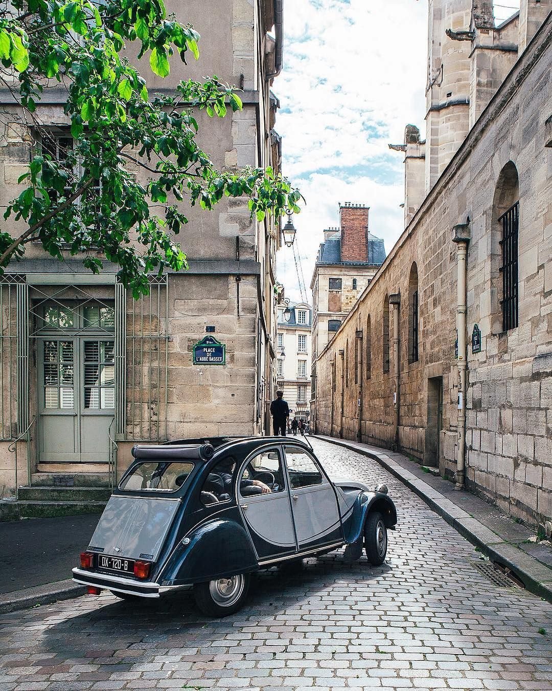 Французская машина 4. Ситроен во Франции. Ситроен в Париже. Машины в Париже. Старинные французские машины.
