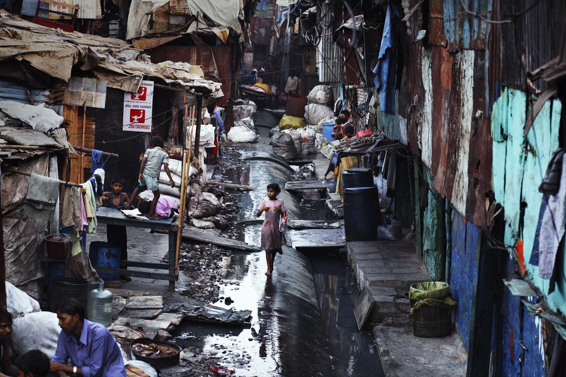 Богатые и бедные города. Трущобы Дхарави в Индии. Трущобы Мумбая Дхарави. Трущобы Дхарави в Мумбаи. Дхарави (Мумбаи, Индия).