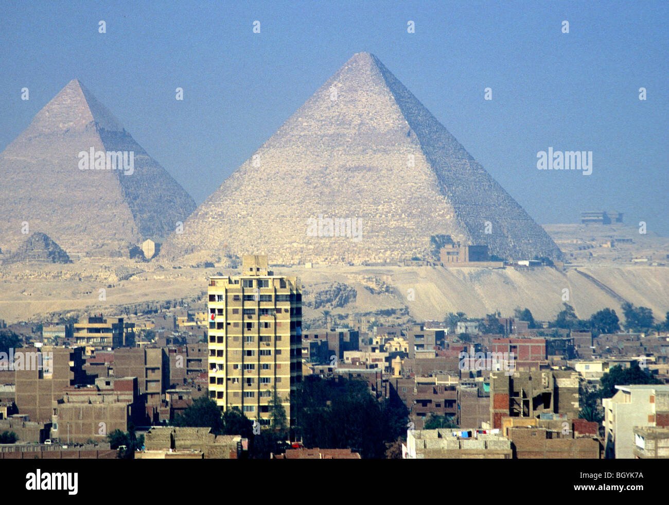 Город около гор. Пирамида Хеопса Каир. Каир Гиза пирамиды. Эль-Гиза города Египта. Пирамиды Египта Кайро.