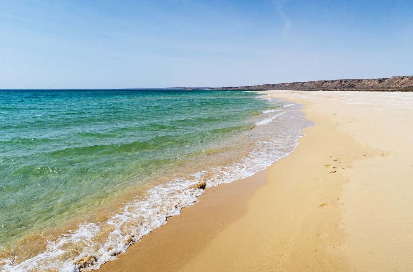 Красивыми песчаными пляжами. Пляжи Каспия в Астрахани. Пляжи Каспия в Дагестане. Дербент пляж Бриз. Пляж золотые Пески Дагестан.