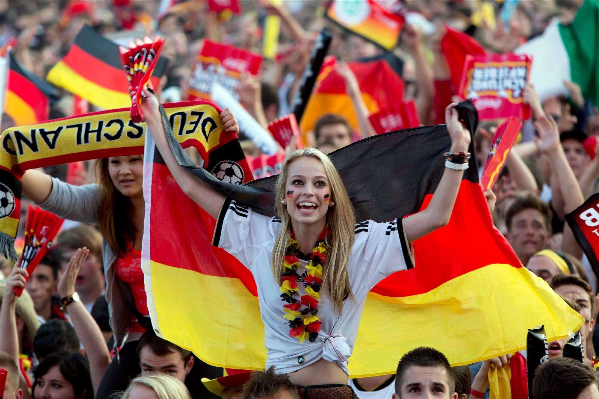 Численность населения человек в германии. Германия люди. Народы Германии. Человек с флагом Германии. Немцы люди.