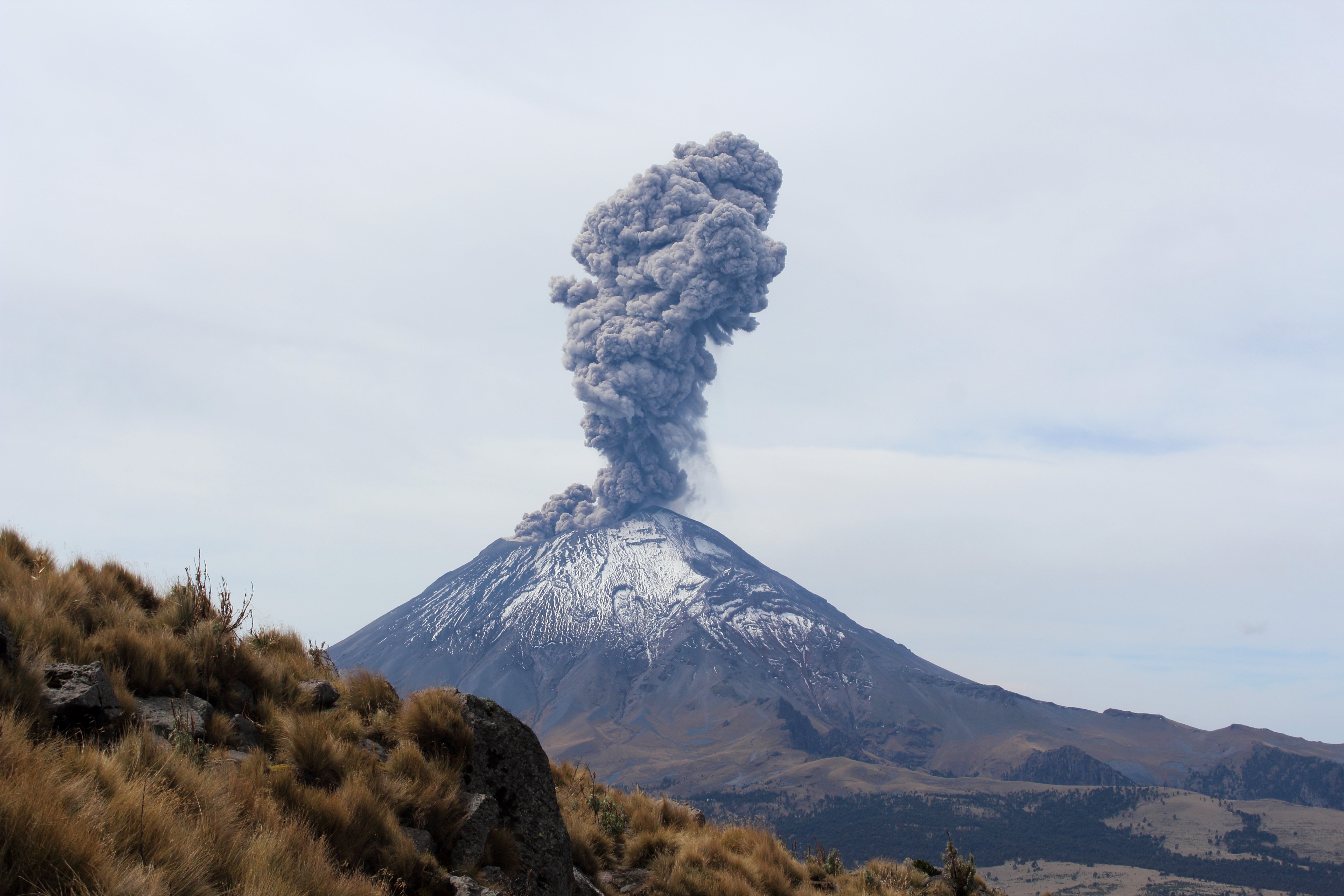 Наивысший вулкан северной америки. Вулкан Мексика Попокатепетль Мексика. Извержение вулкана Попокатепетль в Мексике. Вулкан Попокатепетль (Popocatepetl), Мексика. Вулкан попо Кати петль.