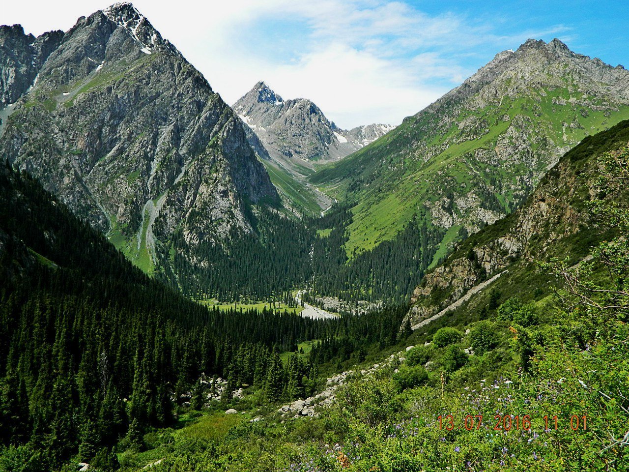 Ала тоо кыргызстан. Горы Киргизии Алатау. Тянь Шаньские горы Киргизия. Ала-ТОО Киргизия горы. Бишкек горы Тянь Шань.