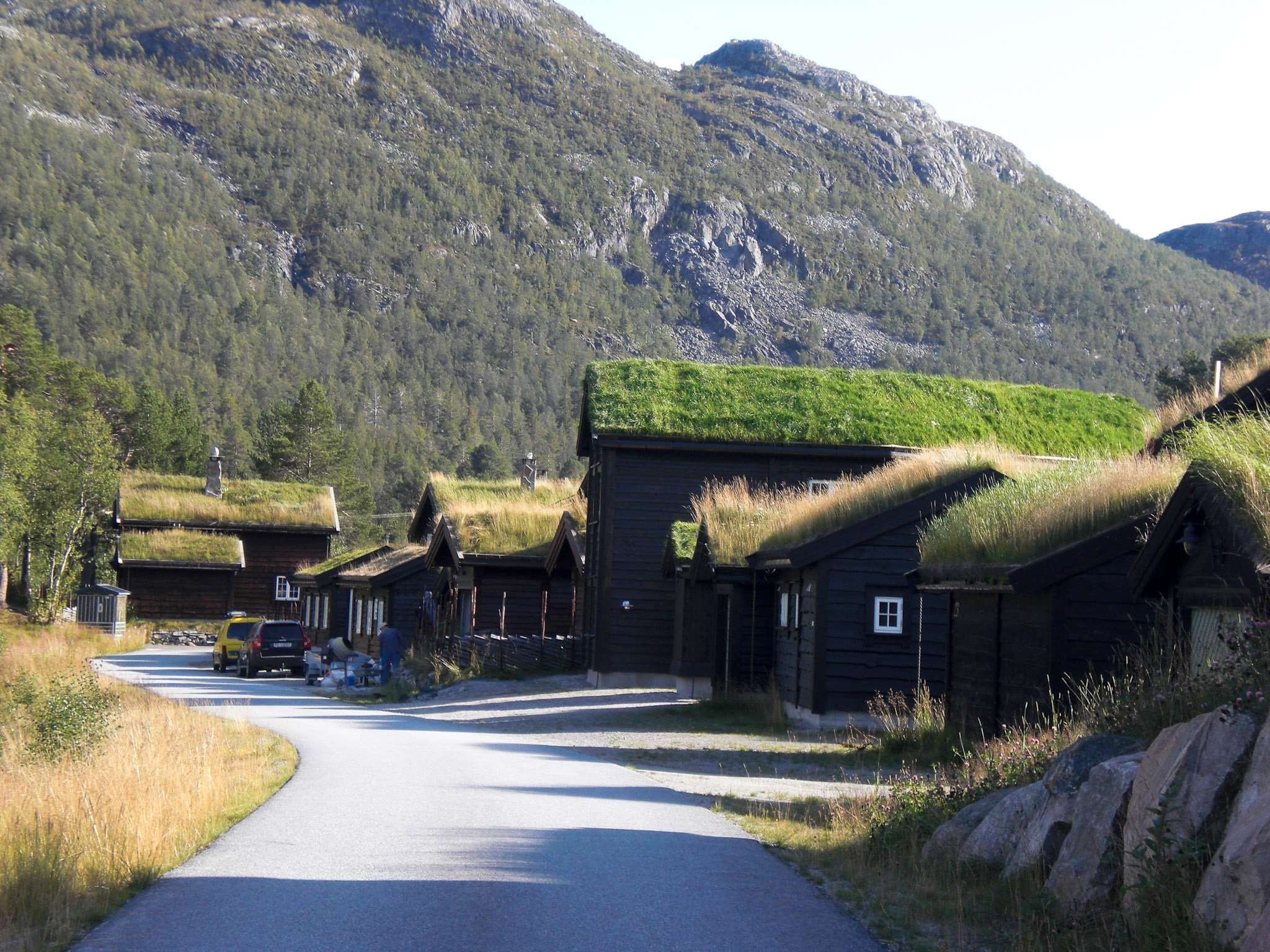 Интернет в норвегии. Норвегия горы деревушка Фьорд. Норвежская Горная деревня. Лёнсдаль Норвегия. Норвегия деревня виньёра.