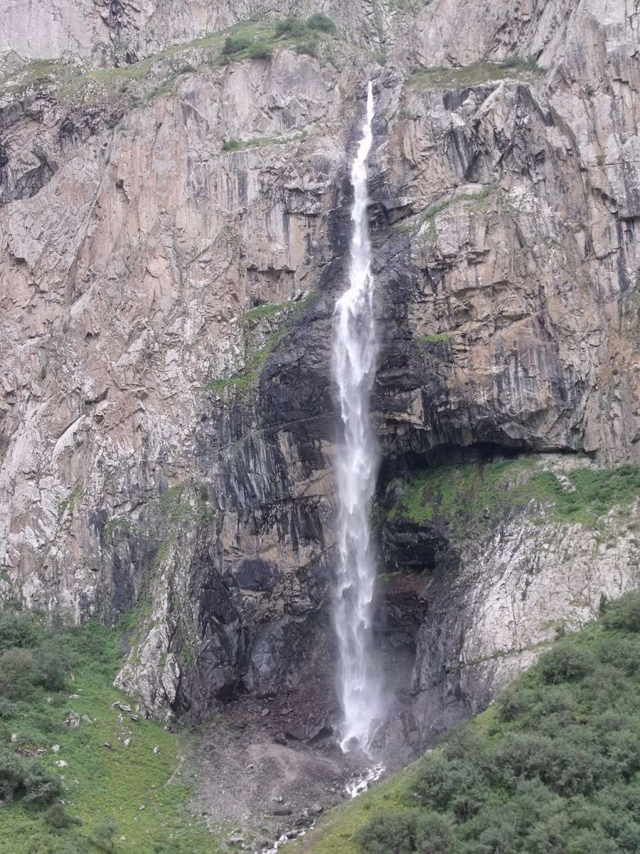 Водопады кыргызстана. Водопад Абшир Ата Киргизия. Водопад шаркыратма ала Арча. Кыргызстан водопад ала Арча. Водопад Белогорка в Кыргызстане.