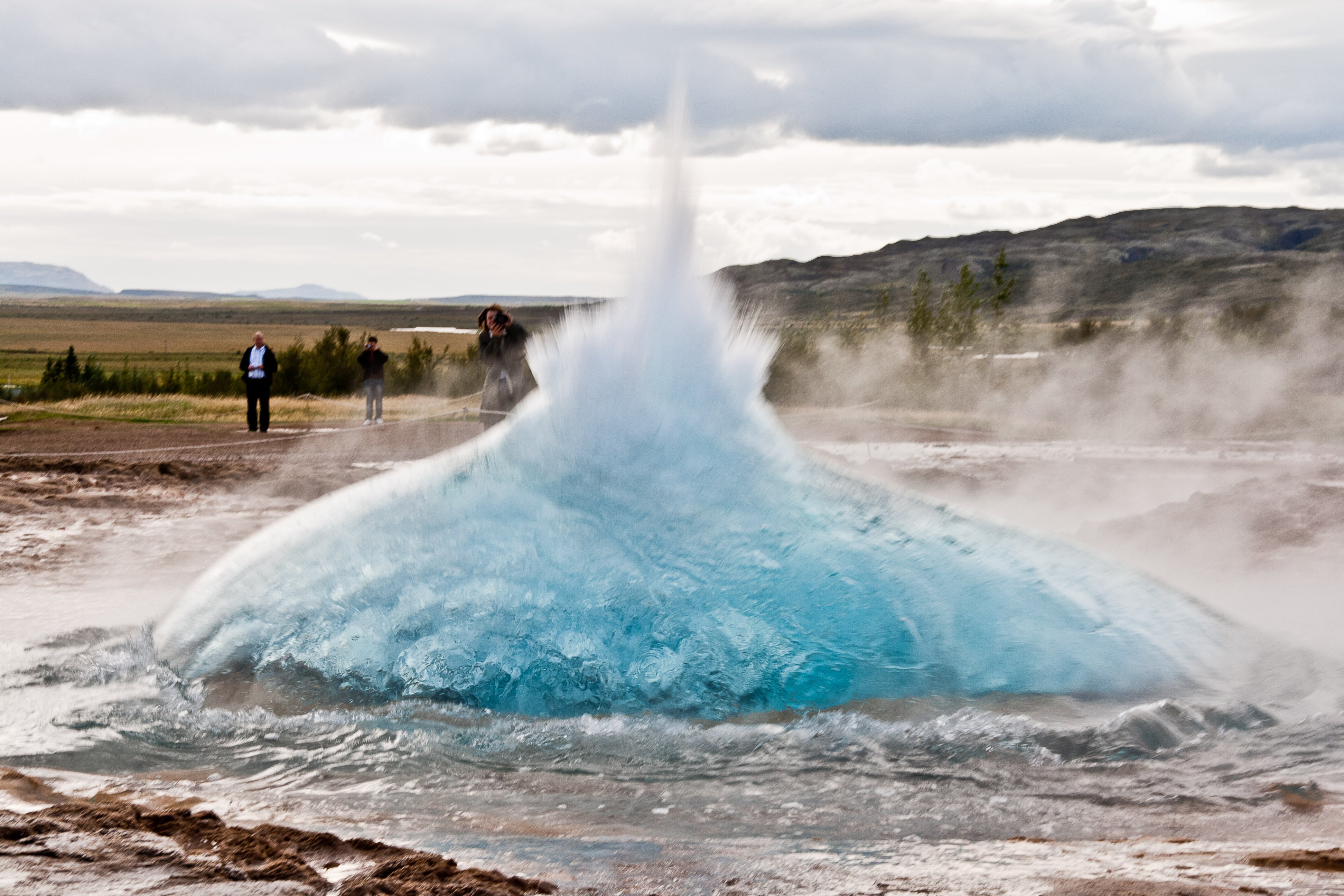 Горячий источник тепла и энергии. Геотермальная энергия в Исландии. Исландия гейзеры. Геотермальная Энергетика гейзеры. Долина гейзеров Исландия.