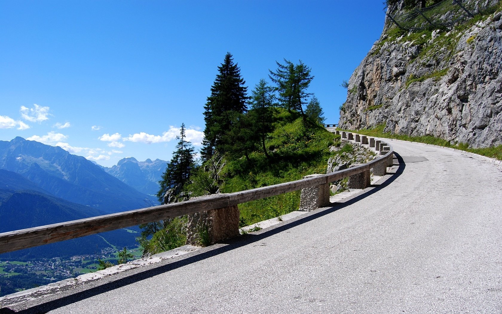 Дорога с красивым видом. Перевал Фурка в Швейцарии. «Дорога в Фюссен» Бехер. Италия Паола дорога в горах. Горная дорога сбоку.