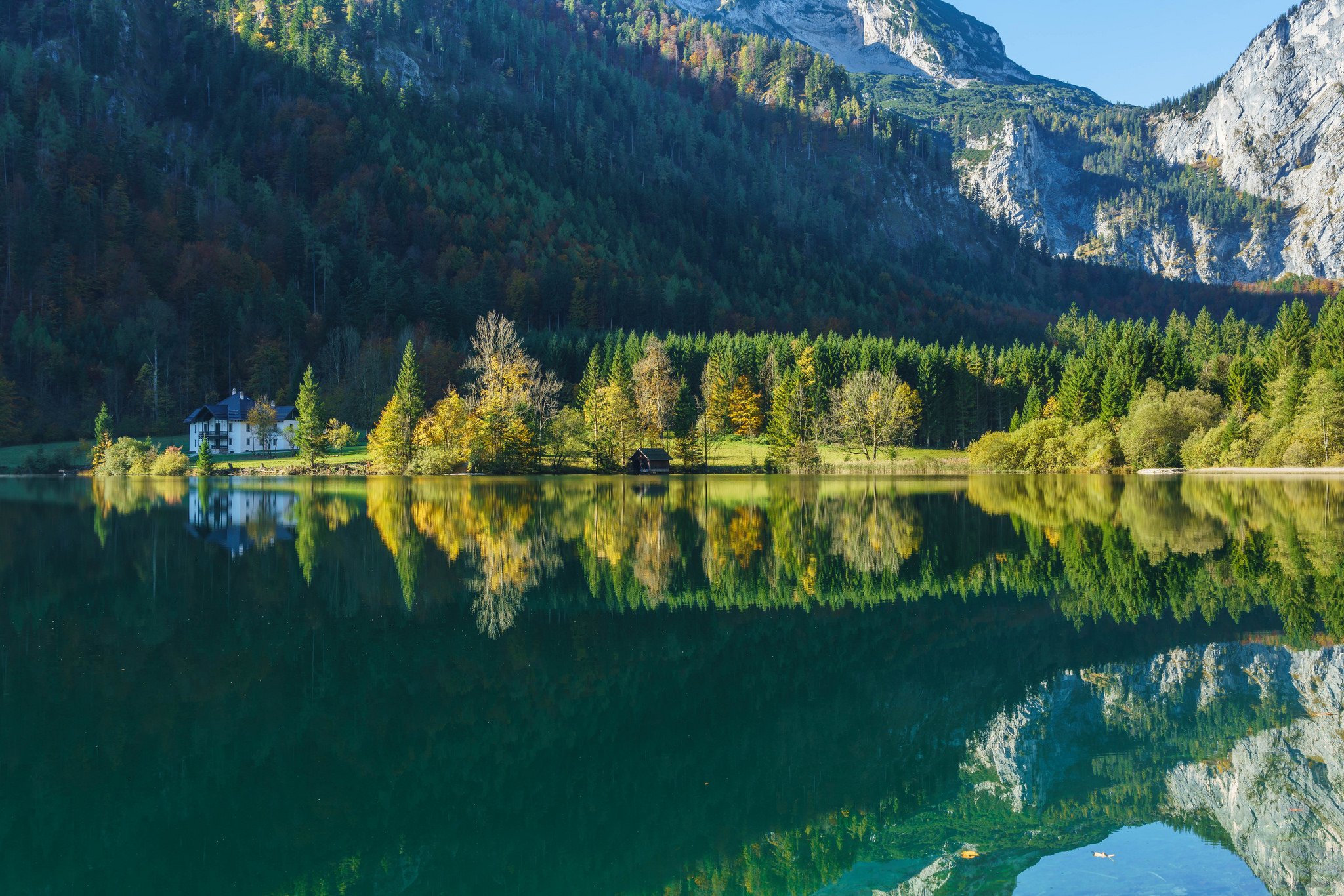 На озерах австрии. Озеро Топлиц Австрия. Озеро Зальцкаммергут Австрия. Зальцкаммергут Австрия природа. Озеро Тироль Австрия.