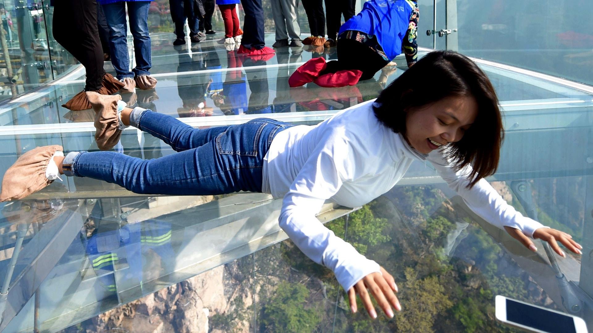 Заезды в китае. Стеклянный мост в Китае Бэйдайхэ. Стеклянная смотровая площадка в Пекине. Обзорный мост в Китае. Смотровая площадка рука в Китае.