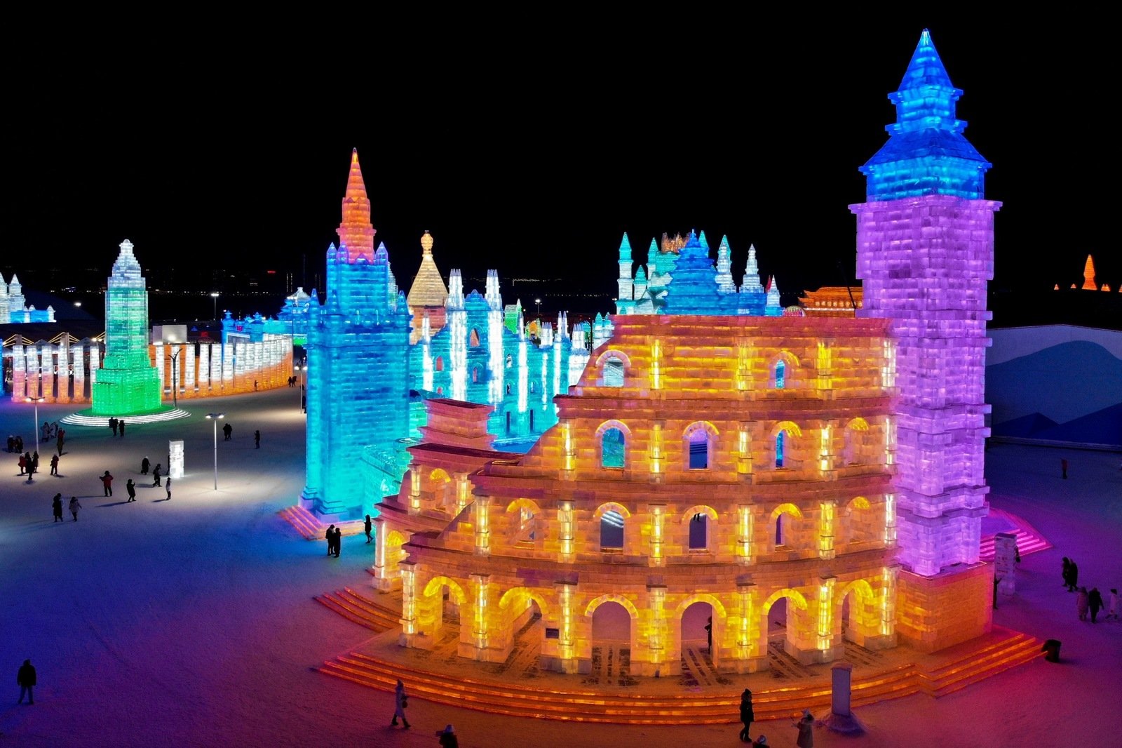 Ледовый город. Харбин Китай ледяной город 2020. Харбин Ice Festival. Ледяной фестиваль в Харбине. Фестиваль ледяных скульптур в Харбине.