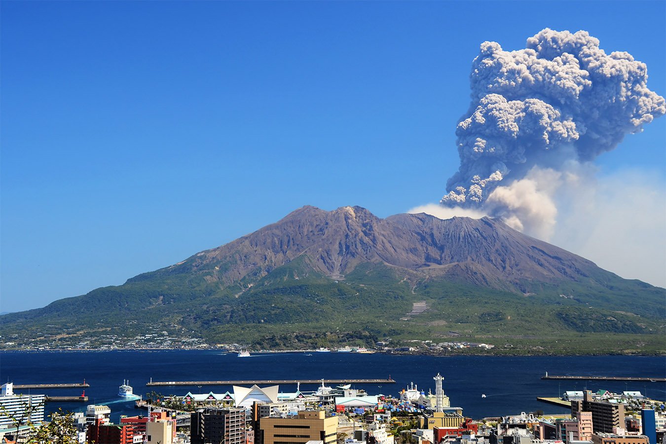 Volcano island. Вулкан Сакурадзима. Сакурадзима Япония гора. Город Кагосима вулкан Сакурадзима. Сакурадзима – Япония извержение.