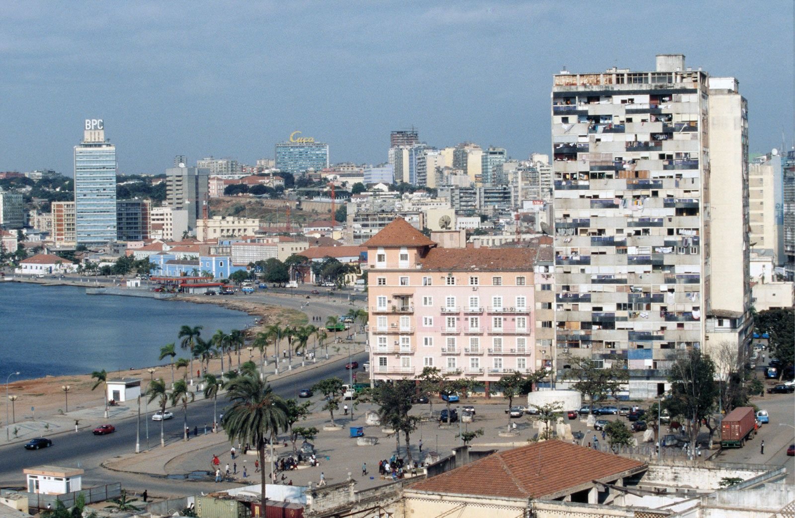 Африканская столица 5. Ангола Луанда. Луанда Ангола трущобы. Ангола город Луанда. Луанда 1994.