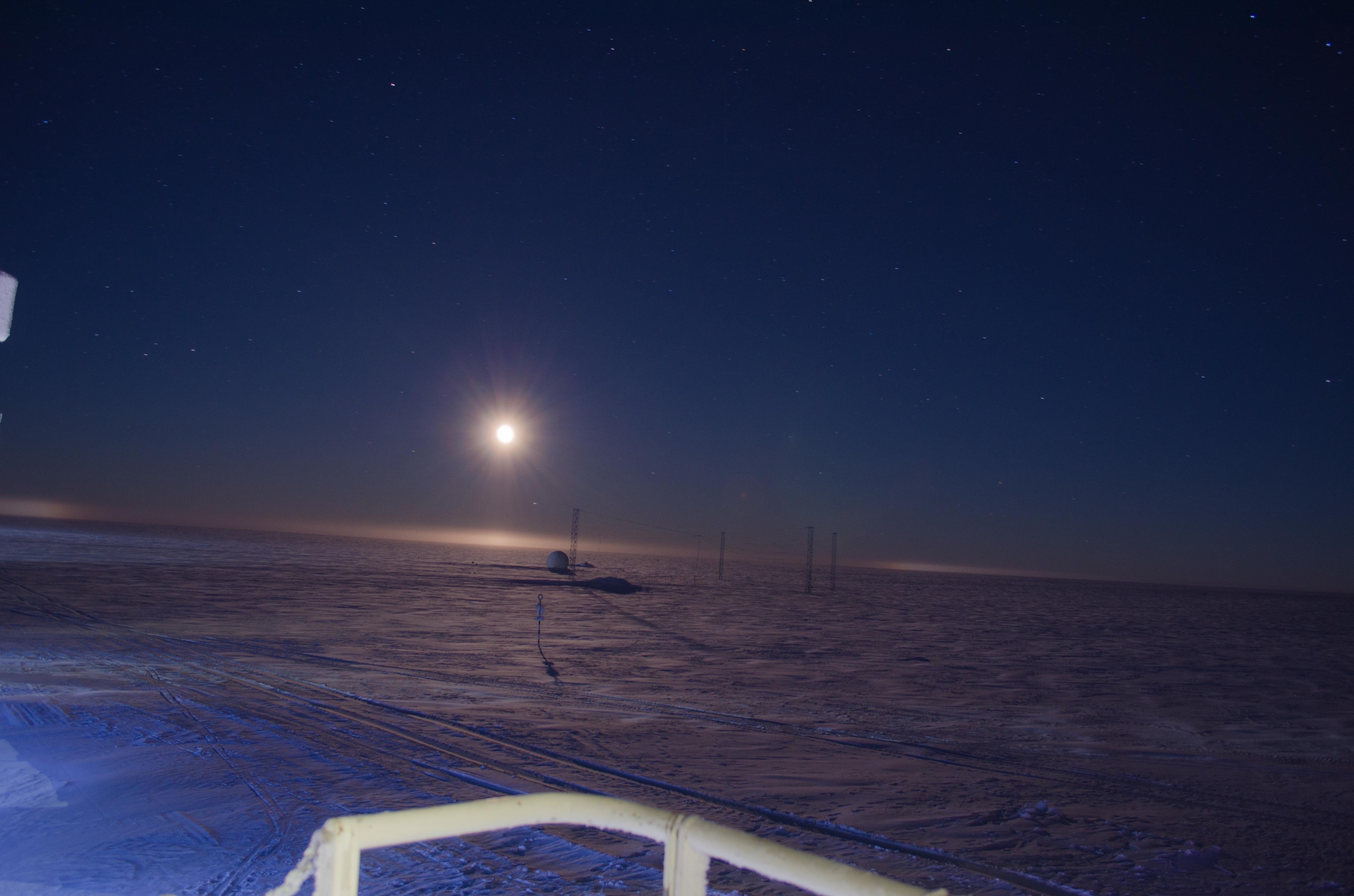 Южный полюс день и ночь. Полярная ночь в Антарктиде. Антарктида ночью. Северный полюс ночью. Ночь на Северном полюсе.