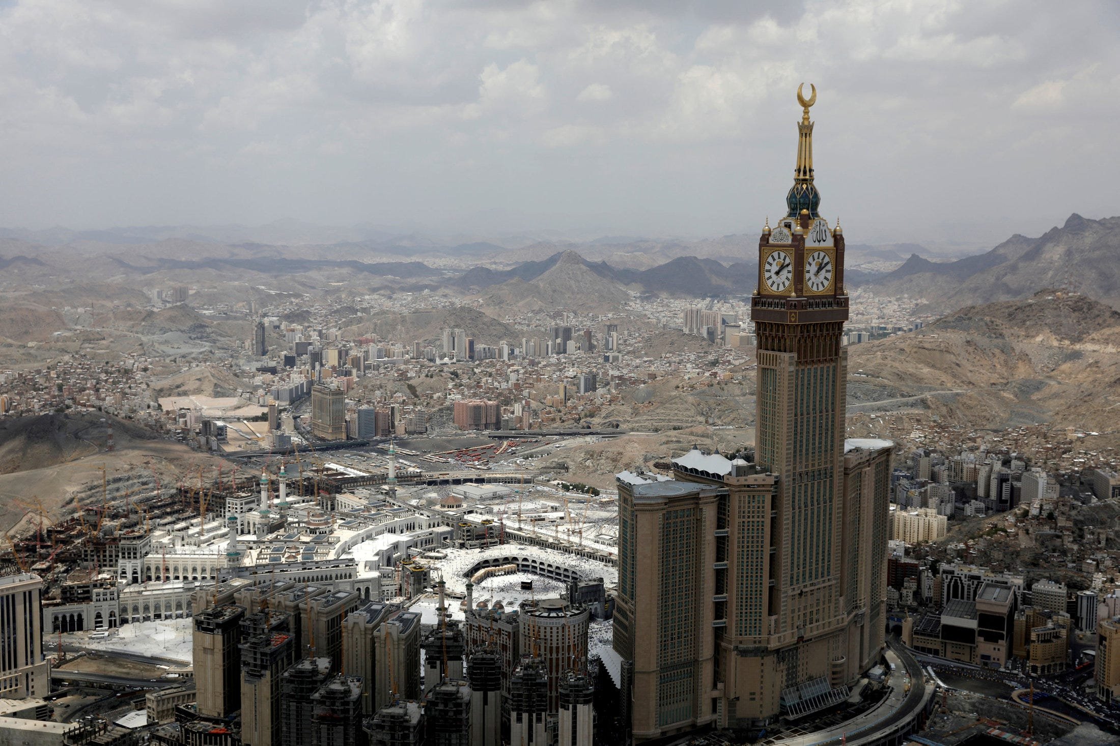Горы саудовской аравии. Башня Абрадж Аль-Бейт. Королевство Саудовская Аравия. Саудовская Аравия горы Хиджаз. Саудовская Аравия столица Эр-Рияд.