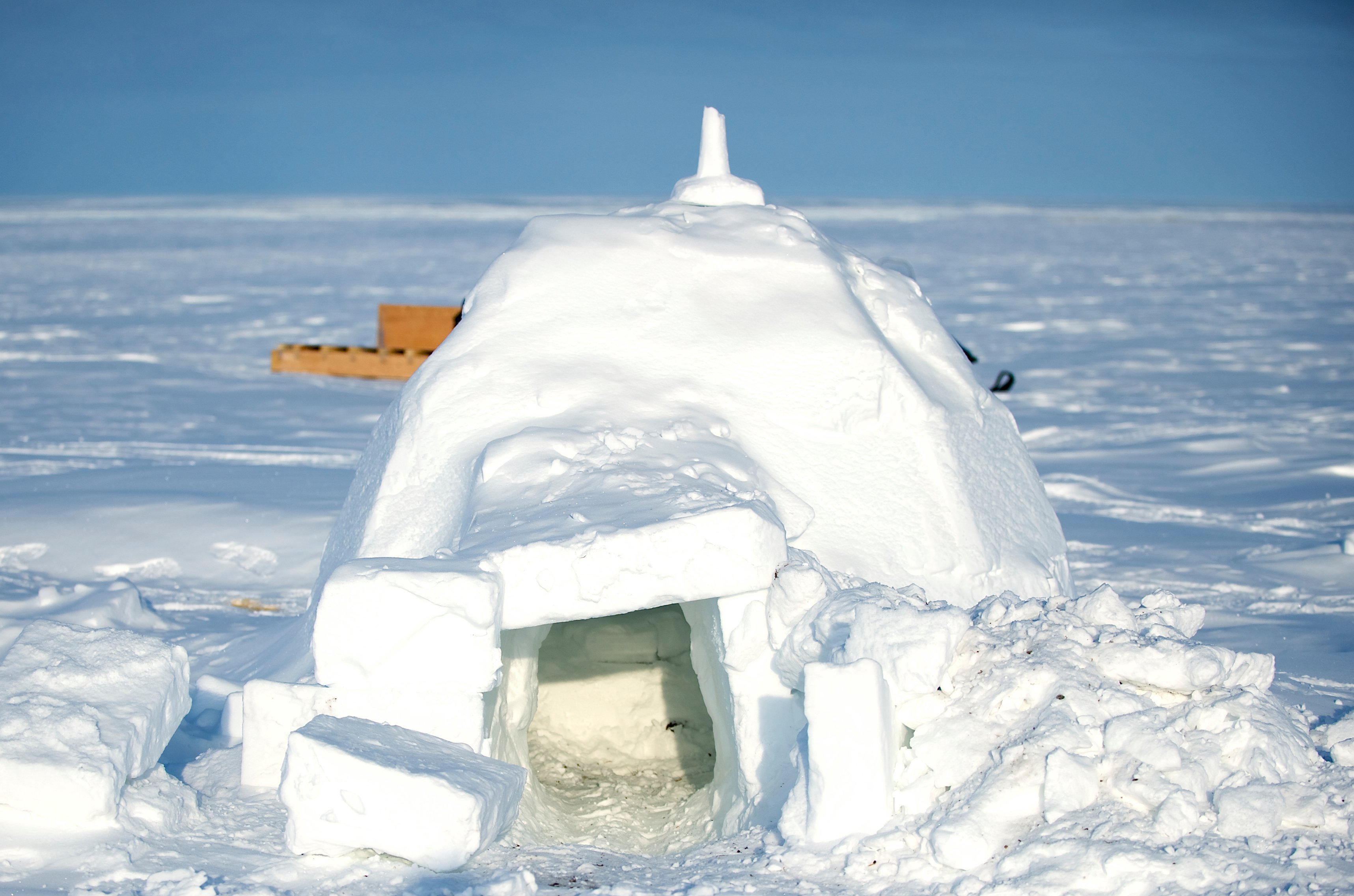 Иглу тепло. Иглу - снежный дом эскимосов. Канадские Эскимосы жилище. Иглу зимнее жилище эскимосов. Снежная Хижина эскимоса.