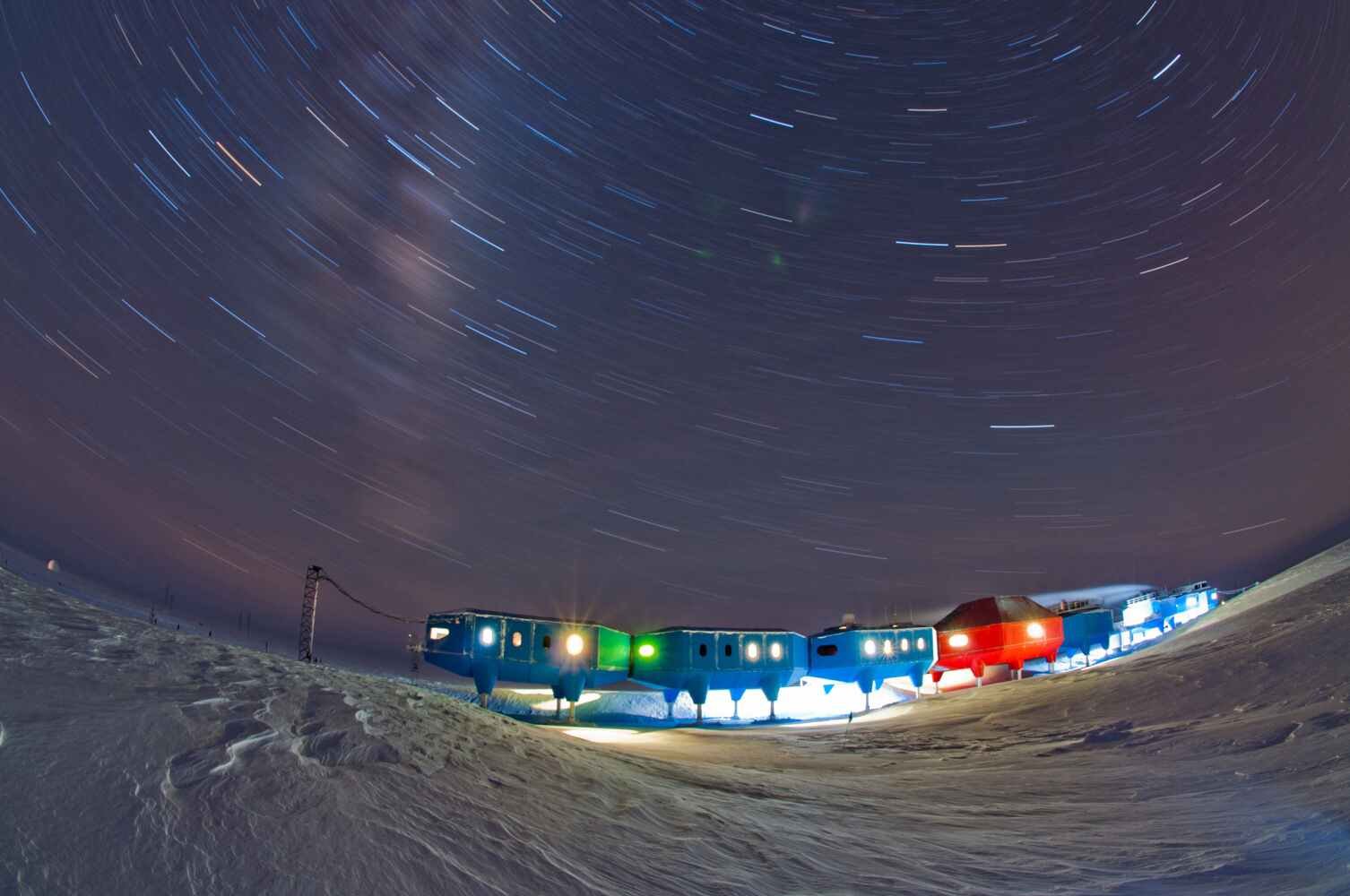 Включи станцию на ночь. Антарктида станция Halley. Полярная ночь в Антарктиде. Антарктида ночью.