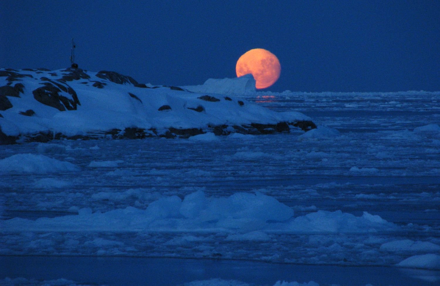 Полярный круг луна. Северный полюс Арктика и Антарктика. Мак-мёрдо антарктическая станция. Антарктида Арктика Полярная ночь. Полярный Арктика Антарктика.