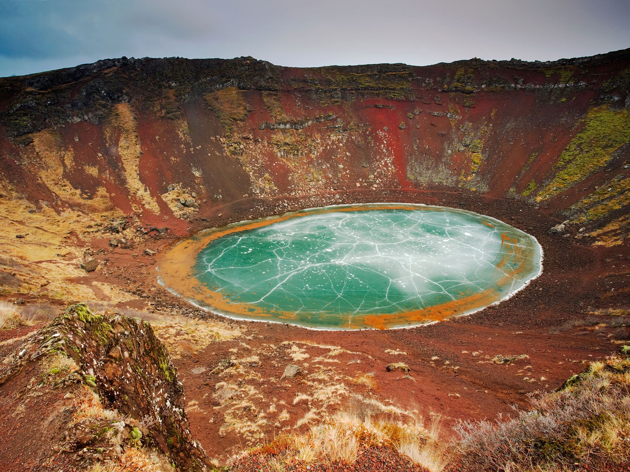 Самый крупный кратер на земле. Метеоритный кратер Вредефорт. Кратер Пингуалуит Канада. Кратер Бэрринджера. Кратер Пингуалуит ударный.