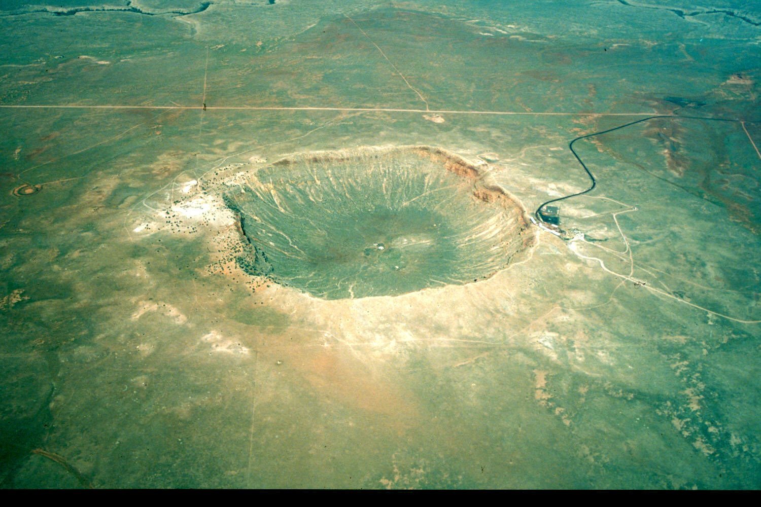 Самый крупный кратер на земле. Кратер Чиксулуб. Кратер Чиксулуб Мексика. Метеорит Чиксулуб. Кратер метеорита Чиксулуб.