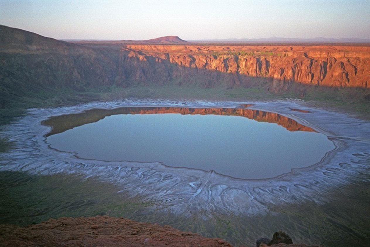 Реки саудовской аравии. Аль Вабах кратер. Чернильное озеро в Алжире. Чернильное озеро в Алжире фото.