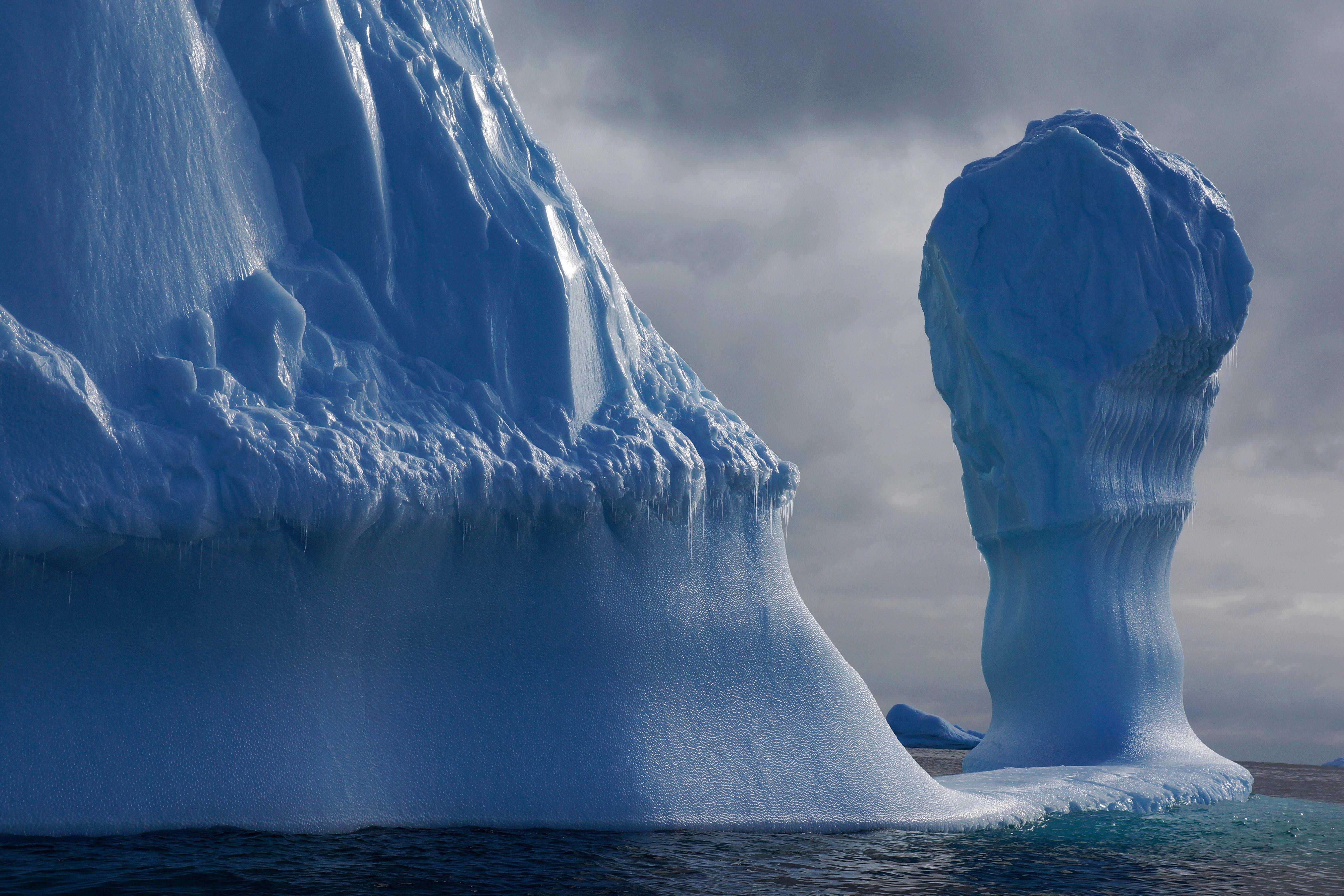 10 самых больших ледников. Айсберги Антарктиды. Китовая бухта Антарктида. Самый большой Айсберг в мире. Ледяной каньон Гренландия.