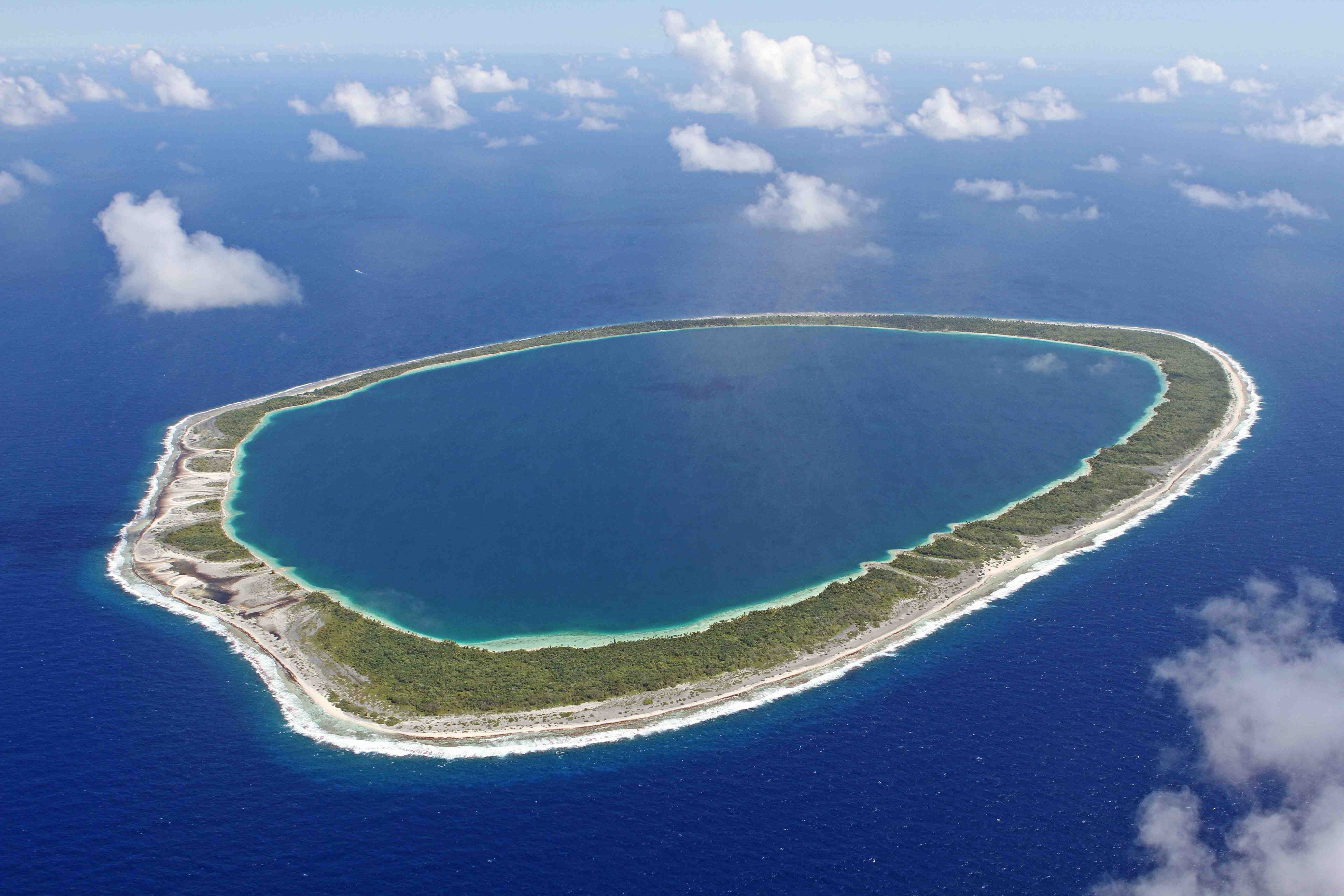 Круг архипелаг. Атолл коралловый остров. Остров Атолл Дюси. Атолл в тихом океане. Необитаемый Атолл Дюси.