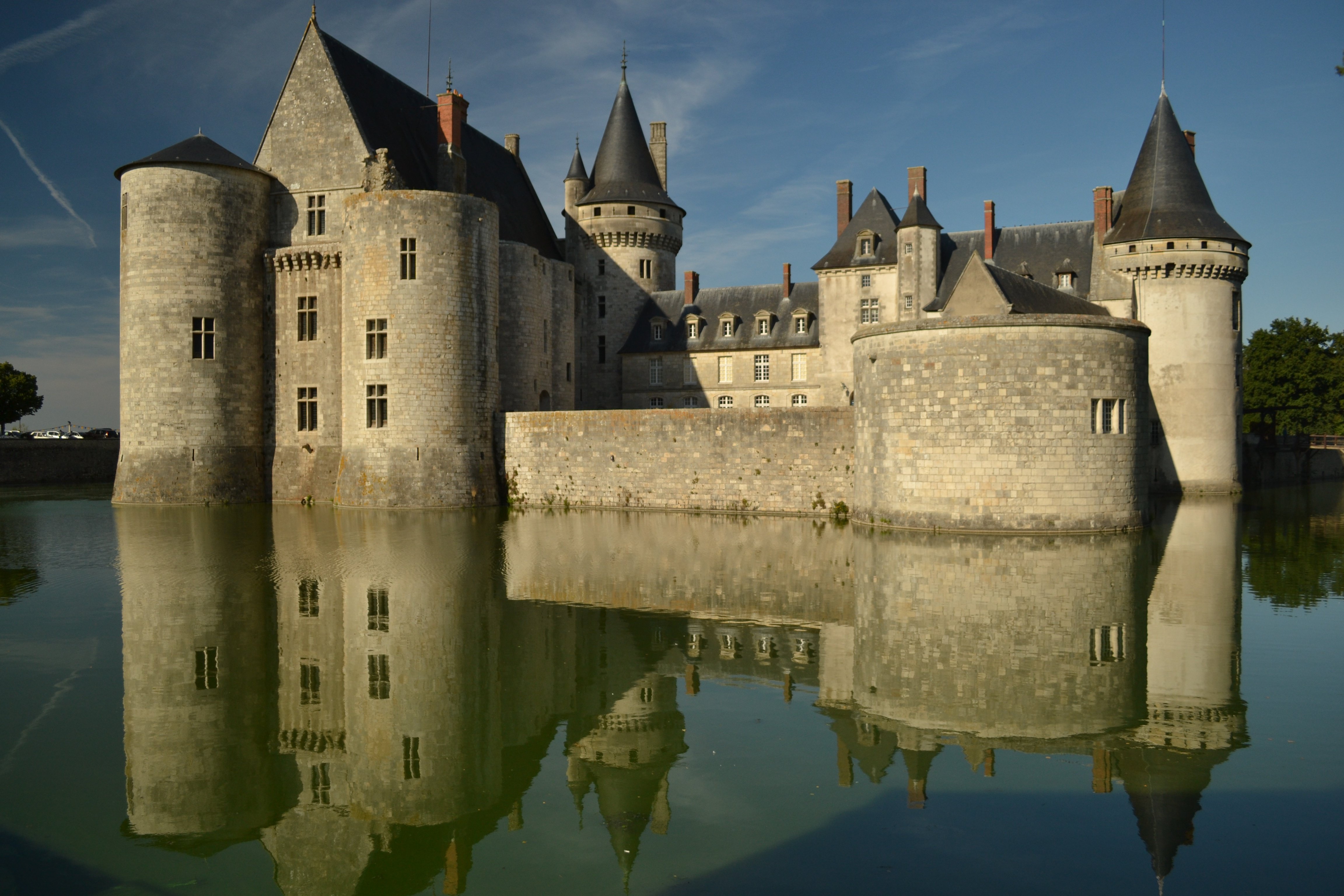 Средневековый замок во франции. Замок Шато Манор... Замок Сюлли Франция. Замки Луары Франция. Замок Лейк-Касл.