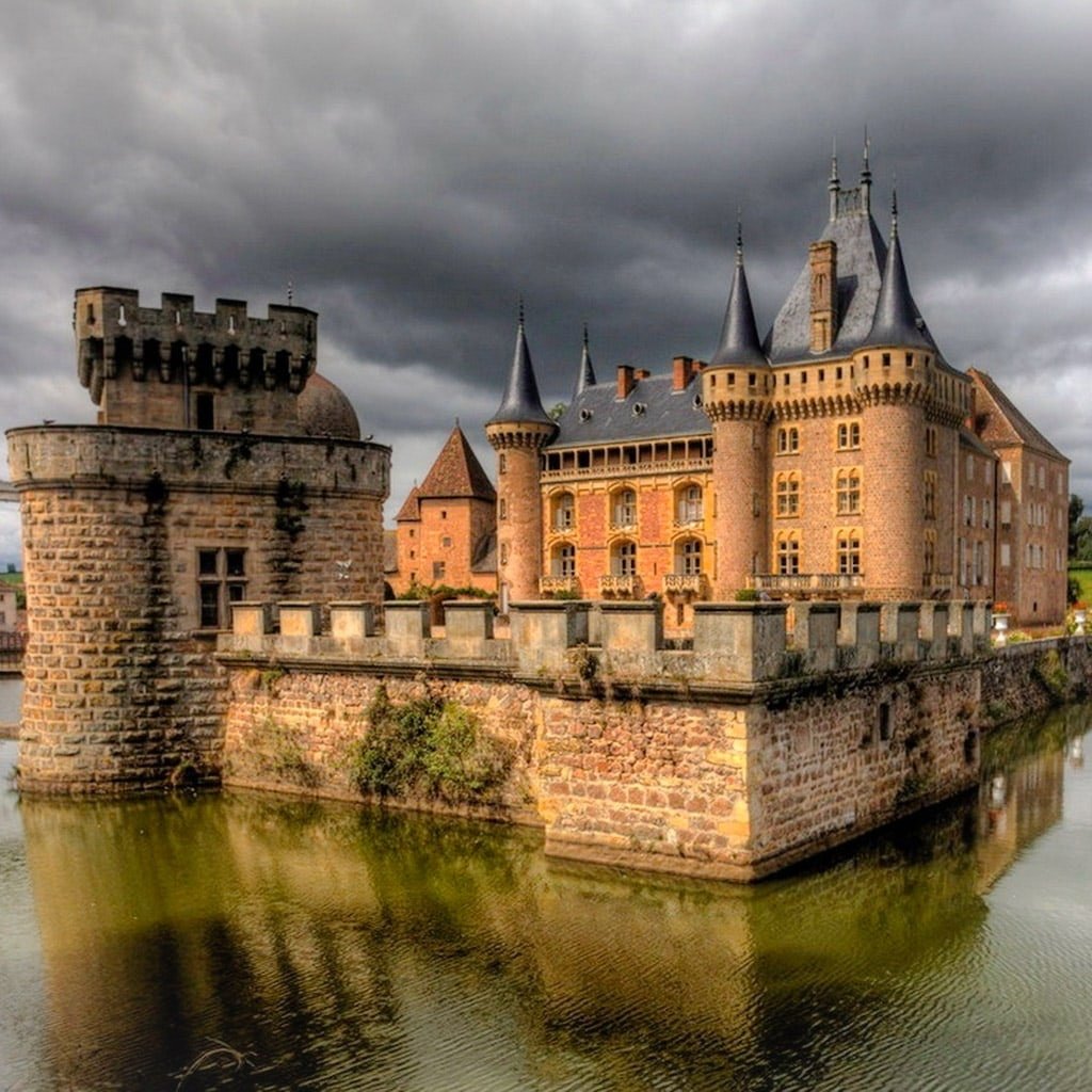 Старинный замок веков был. Замок ла Клейет Франция. Замок Хохензоллерн Бург Германия. Замок Гравенстен. Шато де Пьерфон Франция.
