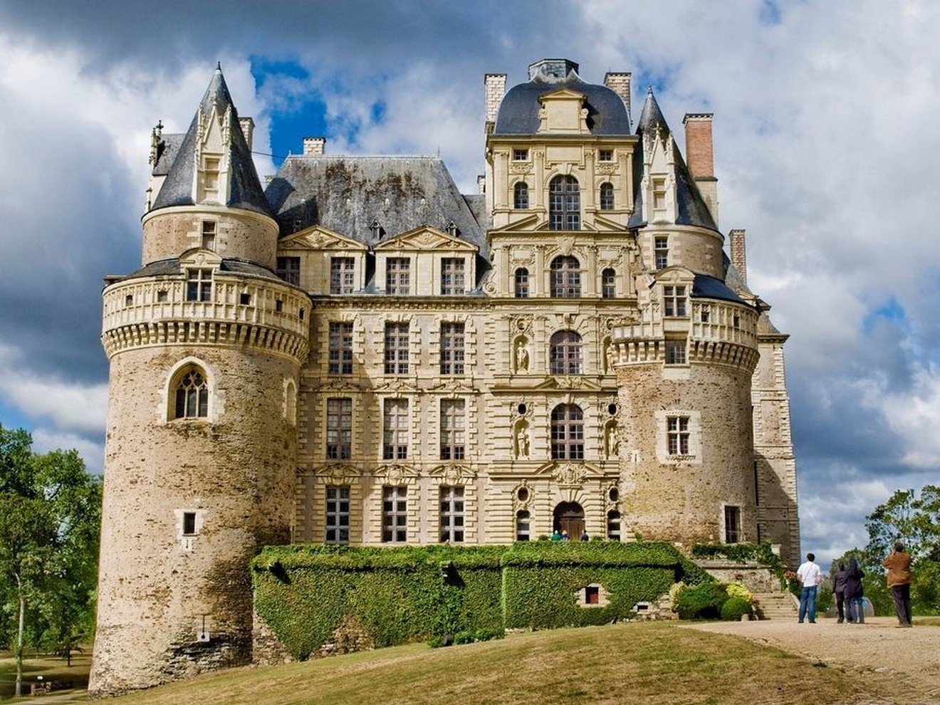 Средневековый замок во франции. Шато де Бриссак Франция. Замок Бриссак Франция. Долина Луары замок Бриссак. Шато де Пьерфон Франция.