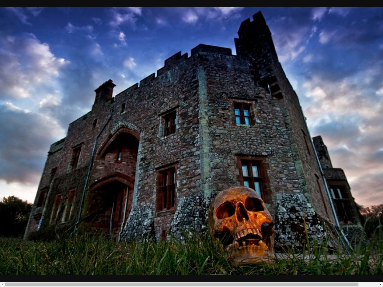 Замок с привидениями во франции люси. Замок Манкастер призраки. Замок Чарлевиль, Ирландия. Замок кром Ирландия. Замок Болсовер Англия.