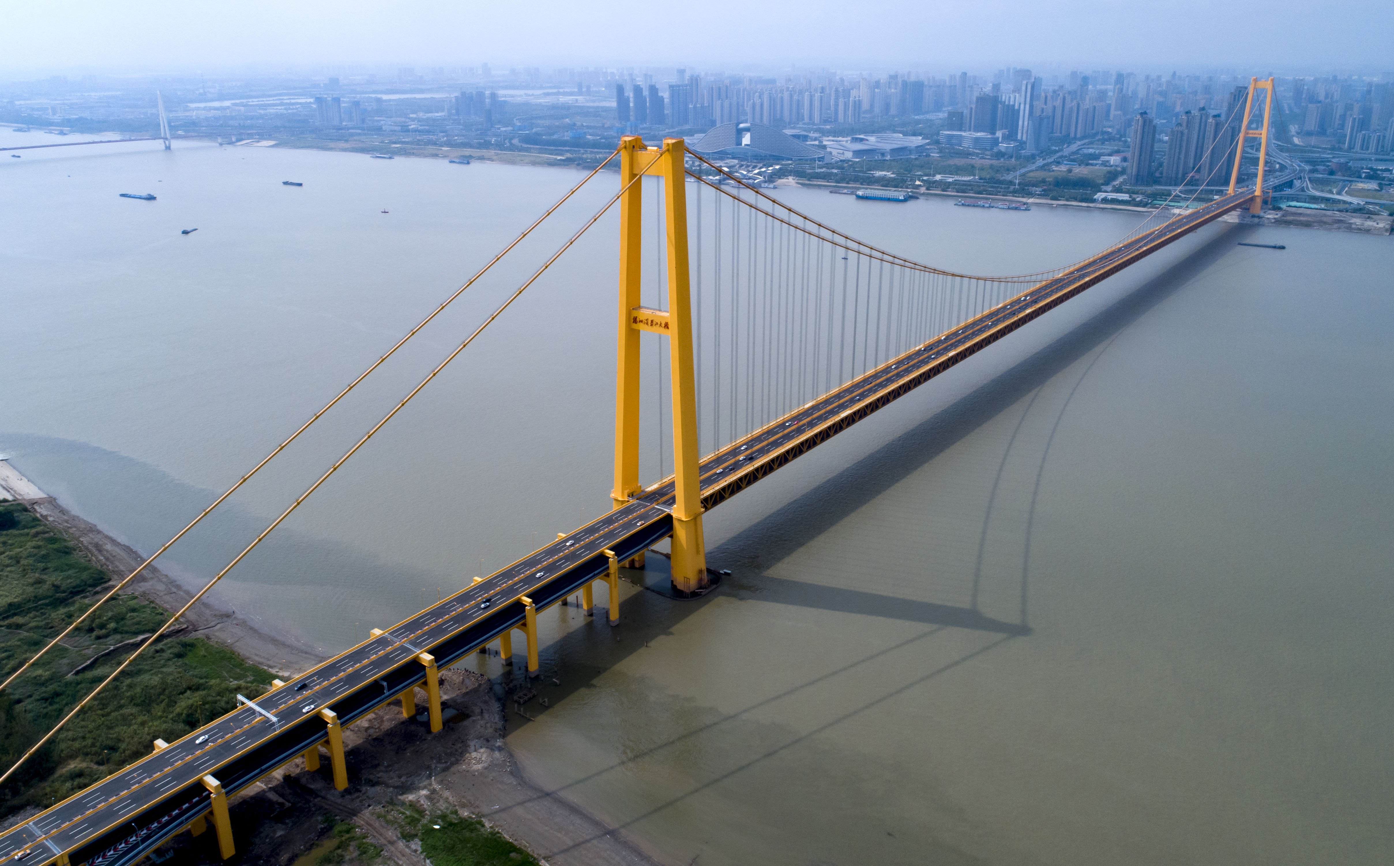 Видео пролет. Ухань мост через реку Янцзы. Wuhan Yangtze River Bridge Ухань. Мосты Янцзы в Китае. Самый длинный вантовый мост в мире.