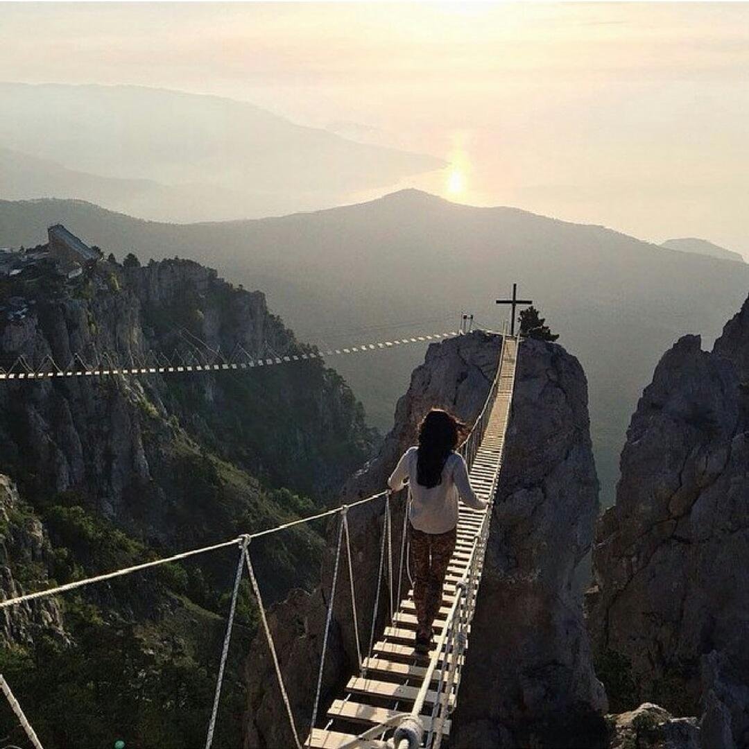 Девушка подвесной пешеходный мост фотосессия