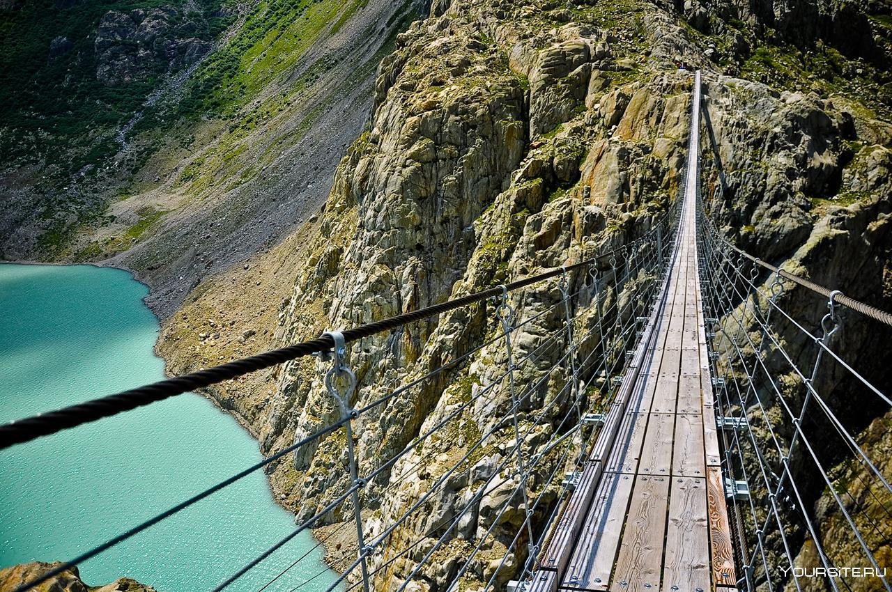 Мост рава. Мост Трифт в Швейцарии. Подвесной мост Трифт Швейцария. Висячий мост Сулакский каньон. Мост Дугэ Бэйпаньцзян.