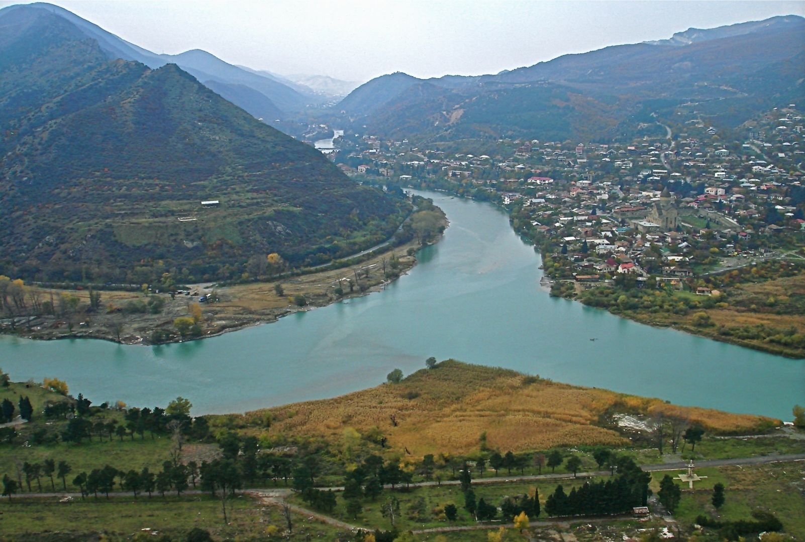 Арагва где. Мцхета Арагви слияние. Слияние рек кура и Арагви. Арагви река в Тбилиси. Слияние Арагви и кура Грузия.