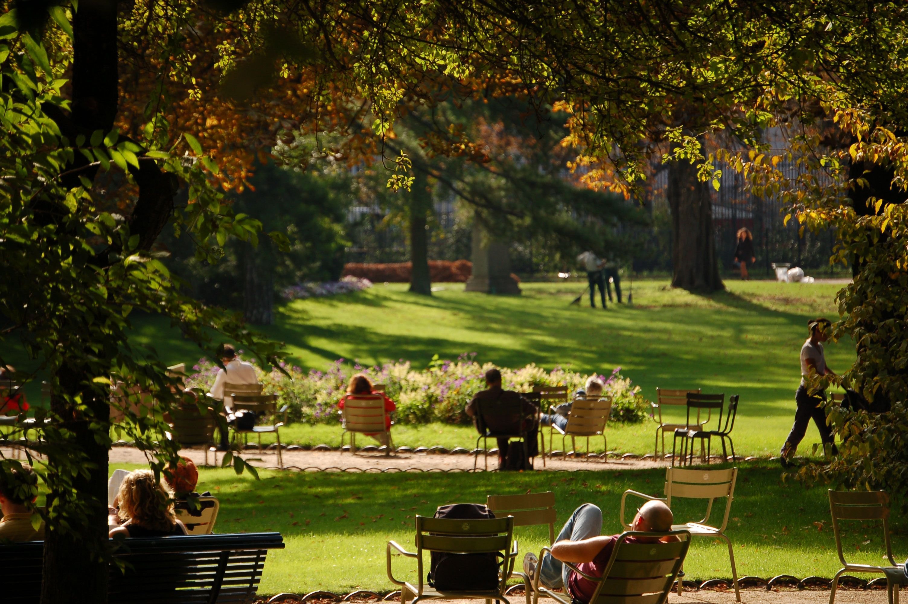 Парки на открытом воздухе. Люксембургский сад в Париже. Люксембургский сад пикник. Люксембургский сад в Париже стулья. Уютный парк.