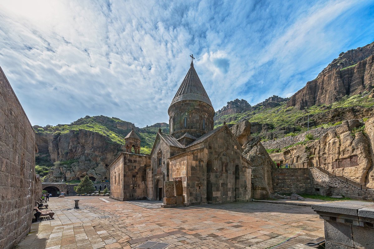 Церковь в скале Армения Гегард
