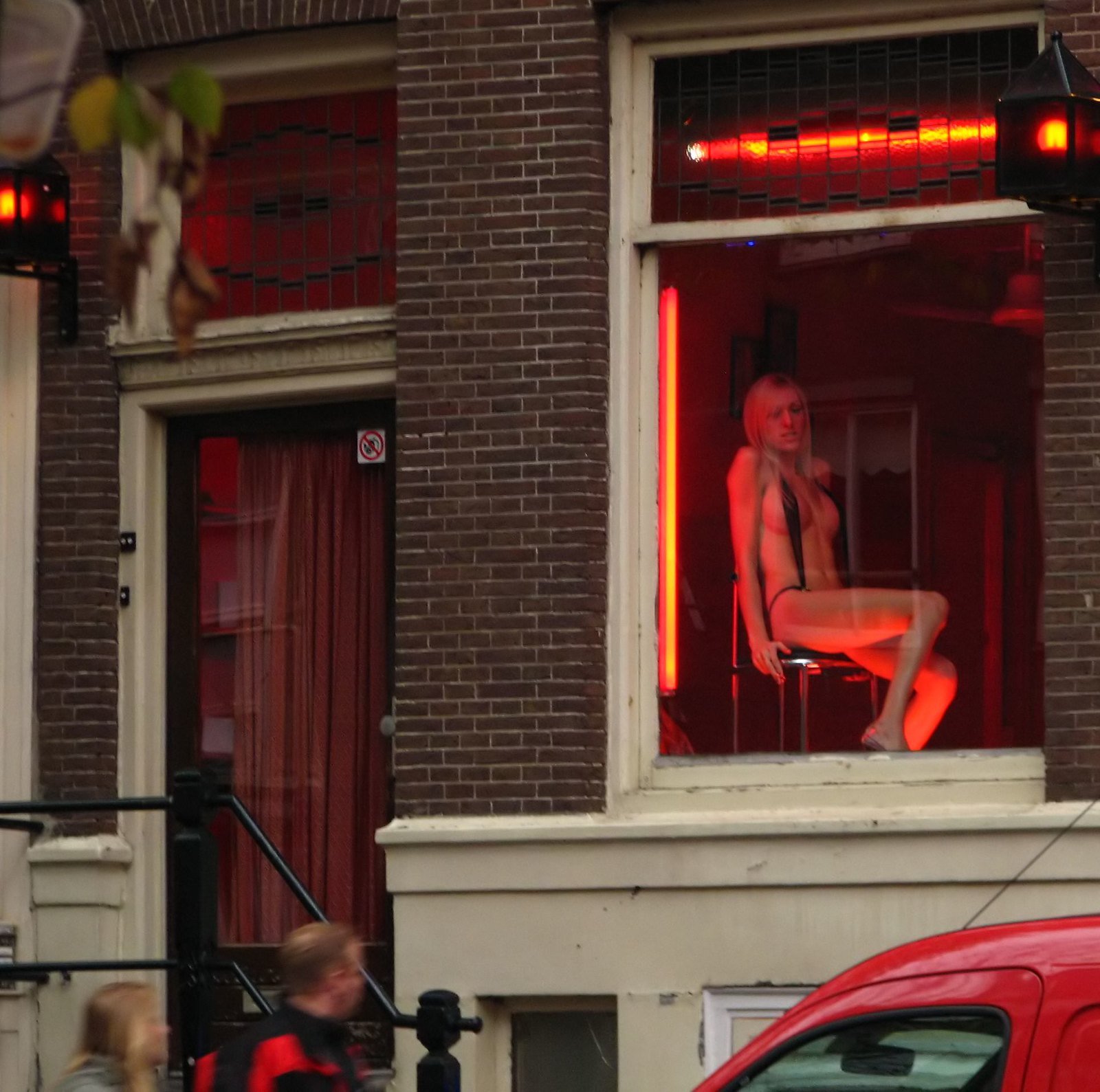Фф бордели. Улица красных фонарей Амстердам. Квартал красных фонарей в Амстердаме. Амстердам улица красных фонарей девушки. Улица красных фонарей Амстердам бордели.