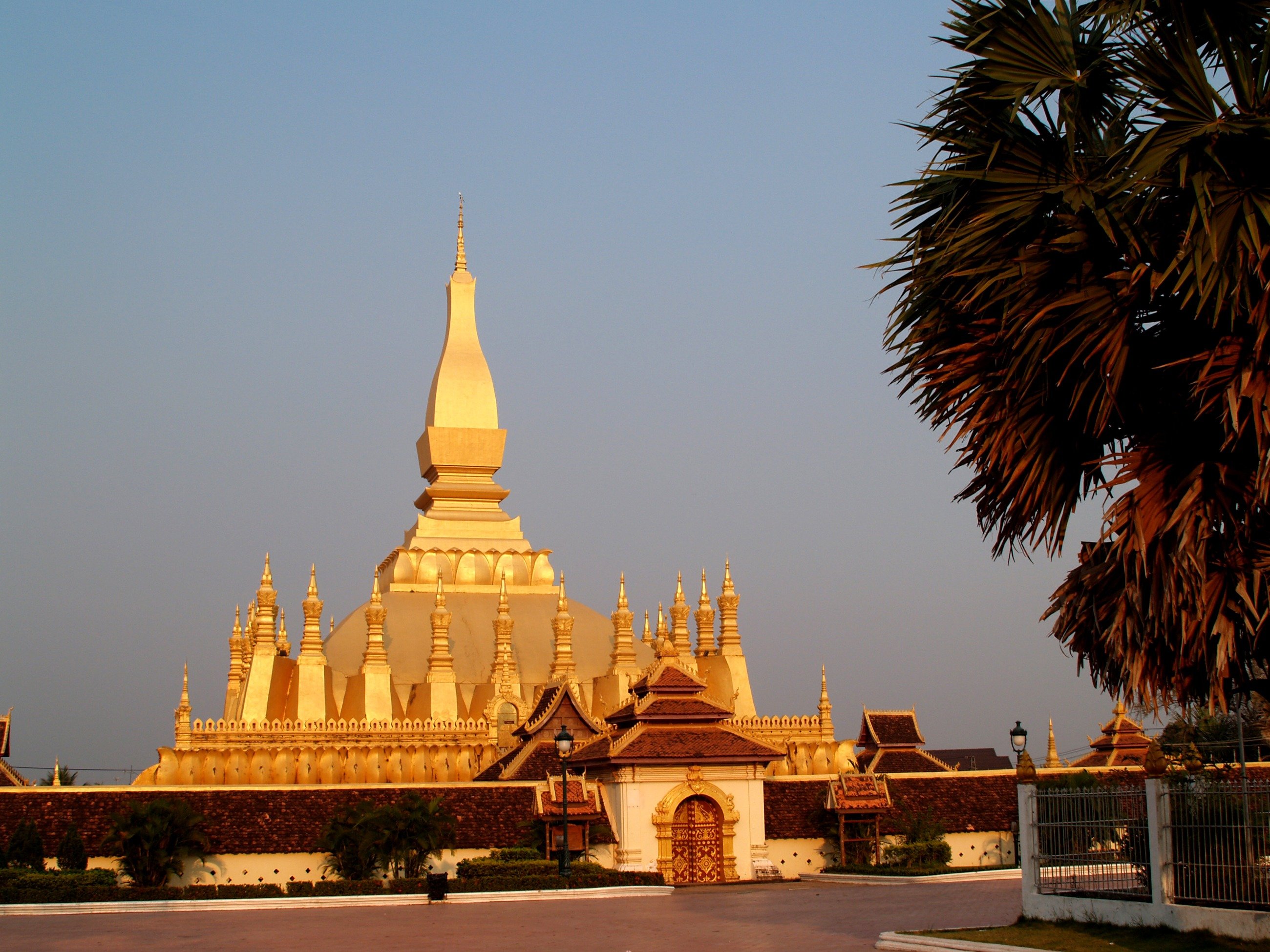 Вьентьян. Пха Тхатлуанг Лаос. Храм тхат Луанг. Лаос Вьентьян. Ступа Тхатлуанг.