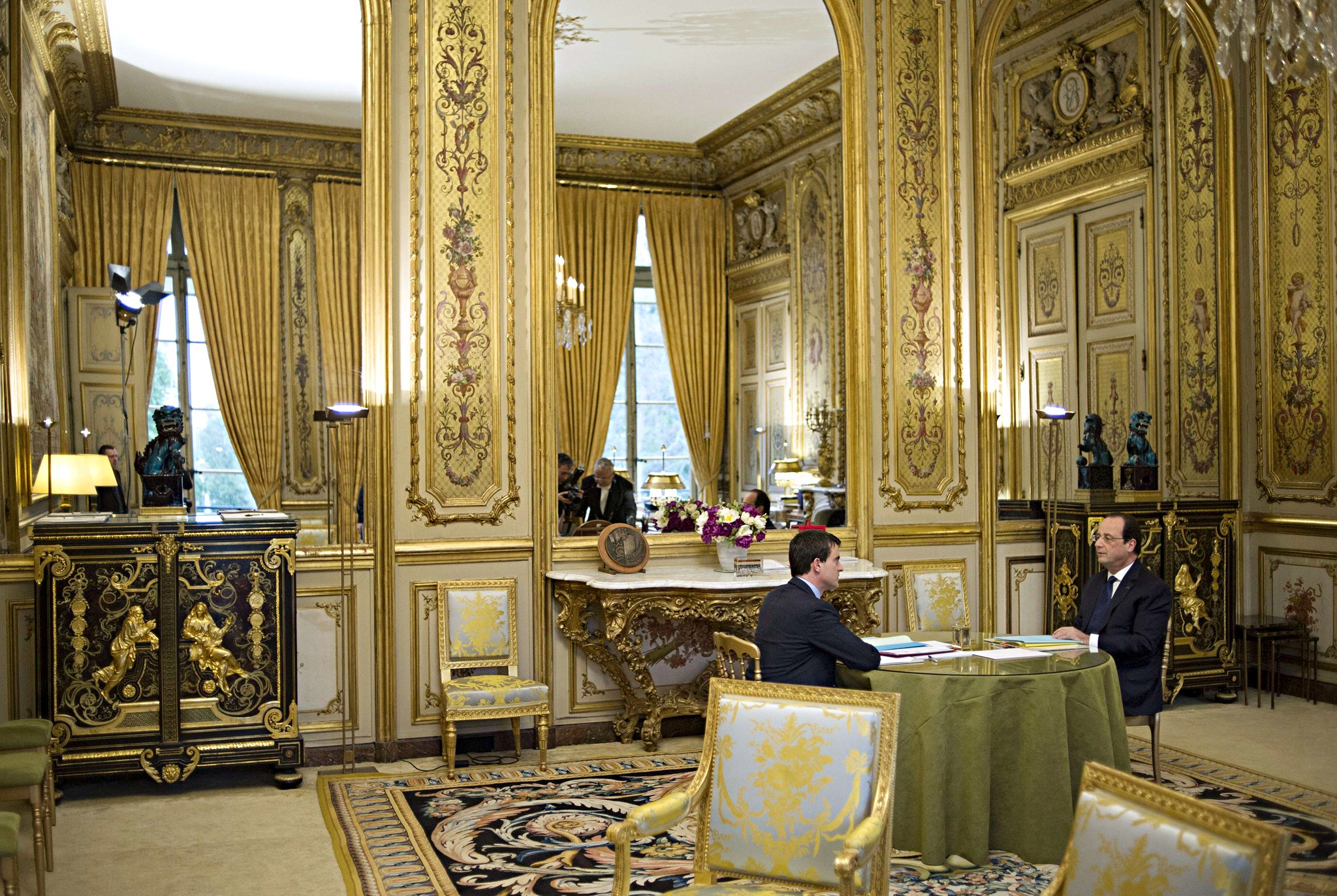 Где находится президентская. Елисейский дворец Париж. Елисейский дворец кабинет президента. Елисейский дворец Париж интерьер.