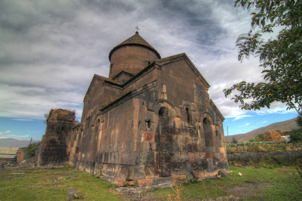 Старинный армянский храм в Марнеули