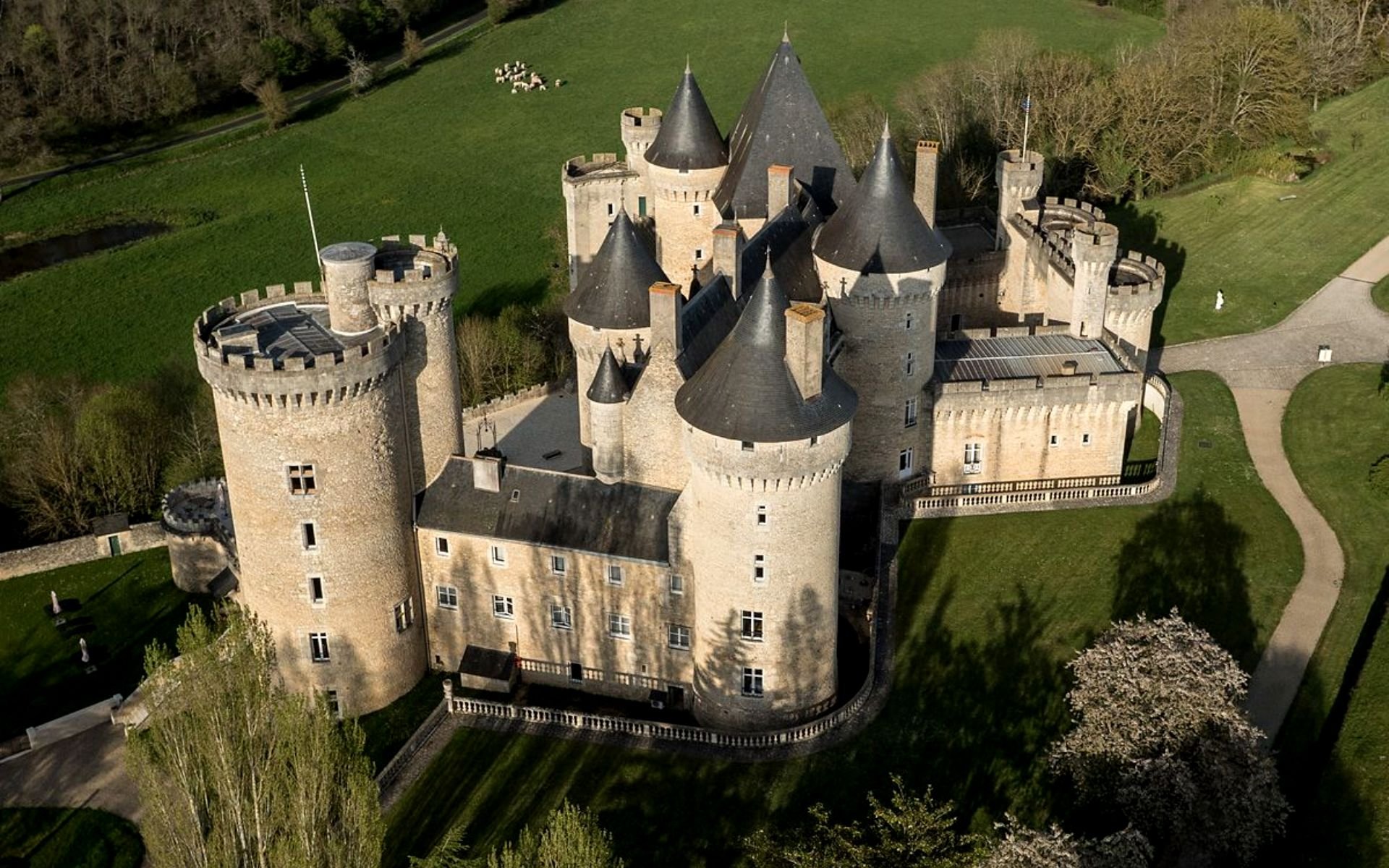 Средневековый замок во франции. Шато де Монмирай. Замок Монмирай Франция. Шато де Пьерфон Франция. Замок де Байоль Франция.