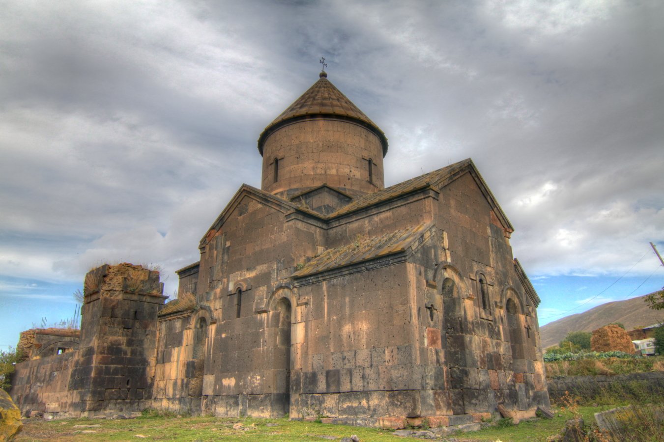 Почему армянский церковь