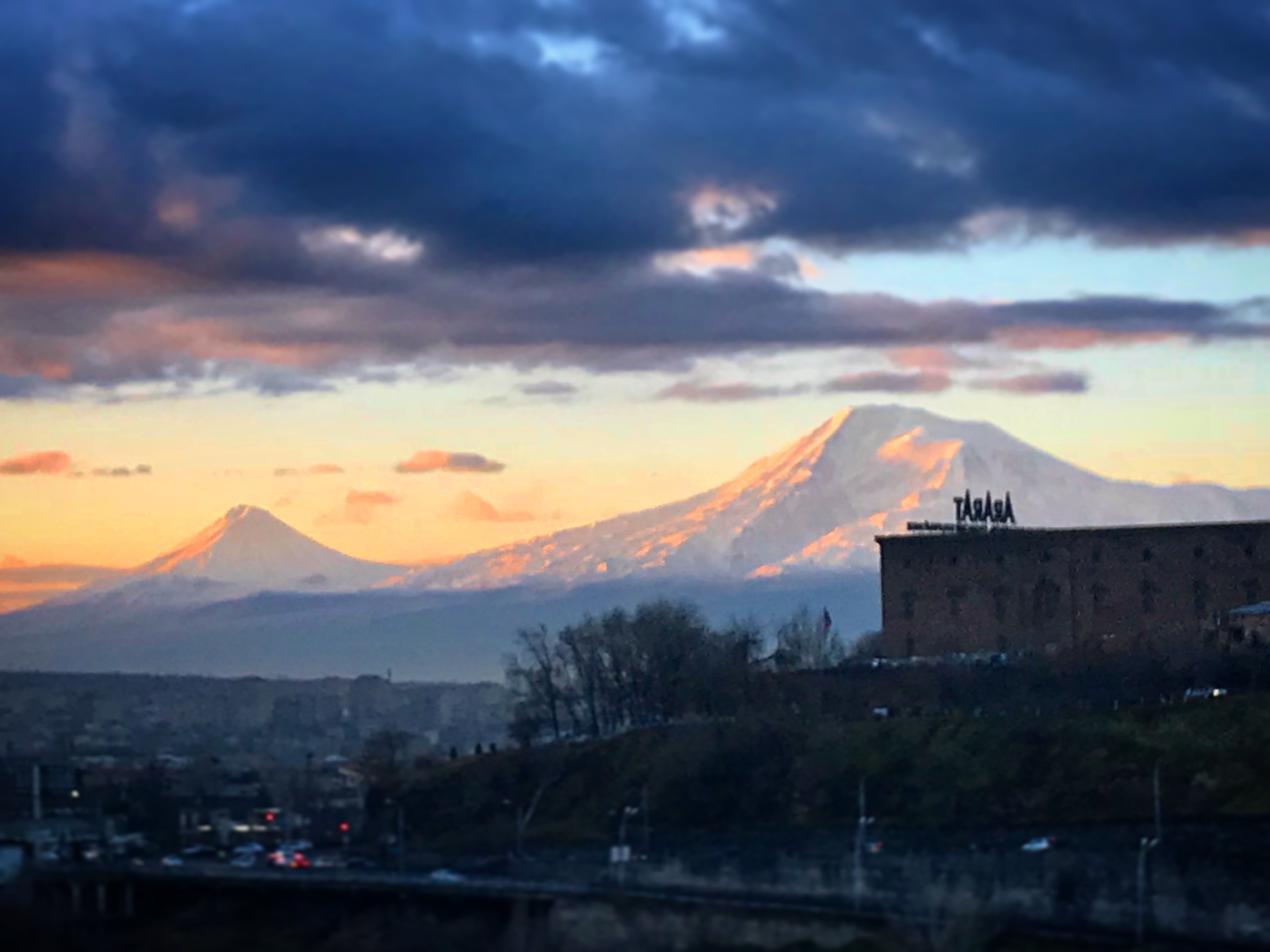 Где находится арарат в армении. Гора Арарат. Гора Арарат вид с Еревана. Армения Ереван горы.