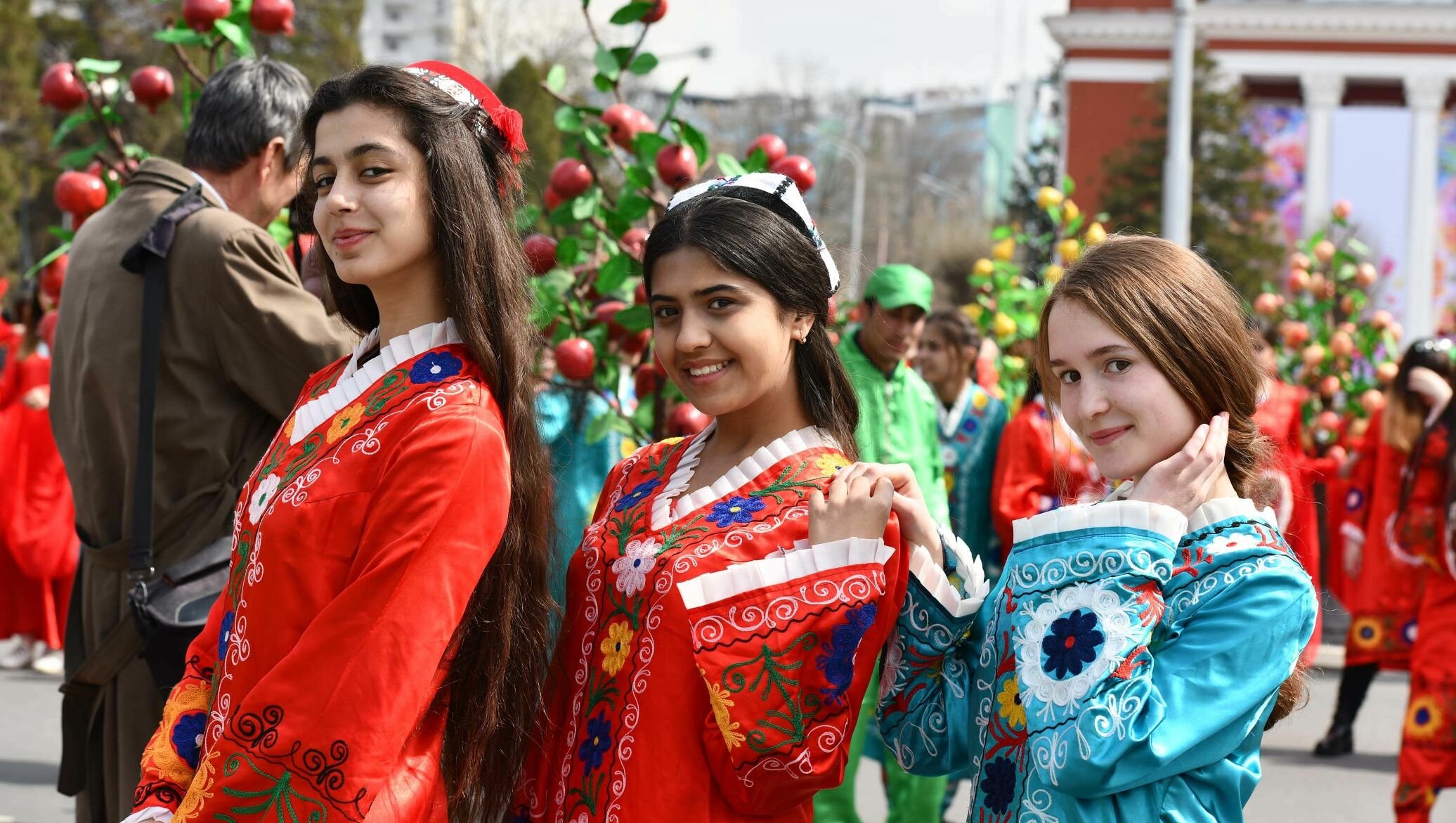Почему таджики устроили