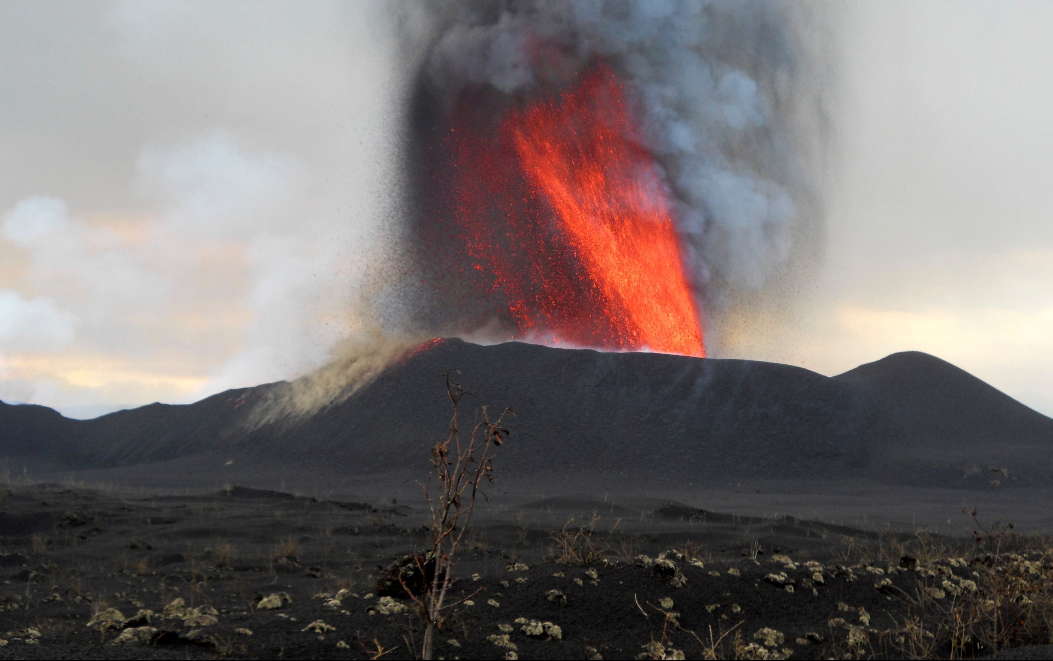 Какой самый крупный вулкан. Вулкан Килиманджаро извержение вулкана. Ньямлагира вулкан. Килиманджаро извержение. Самый большой вулкан в мире извержение вулкана.