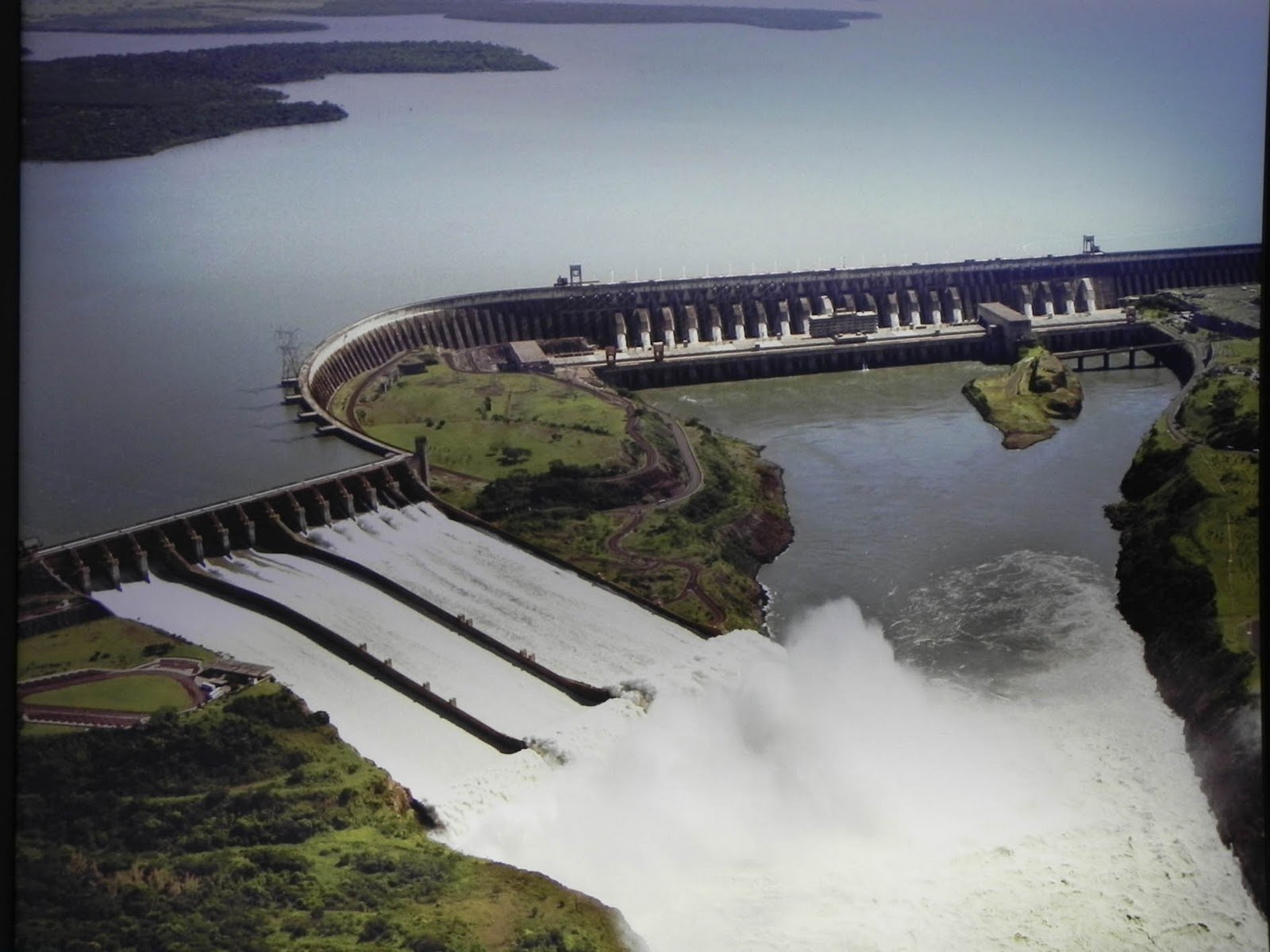 Водохранилища европы. Плотина Итайпу в Бразилии. Итайпу, Парагвай/Бразилия. Плотина Итайпу в Парагвай. Гидроэлектростанция Итайпу.
