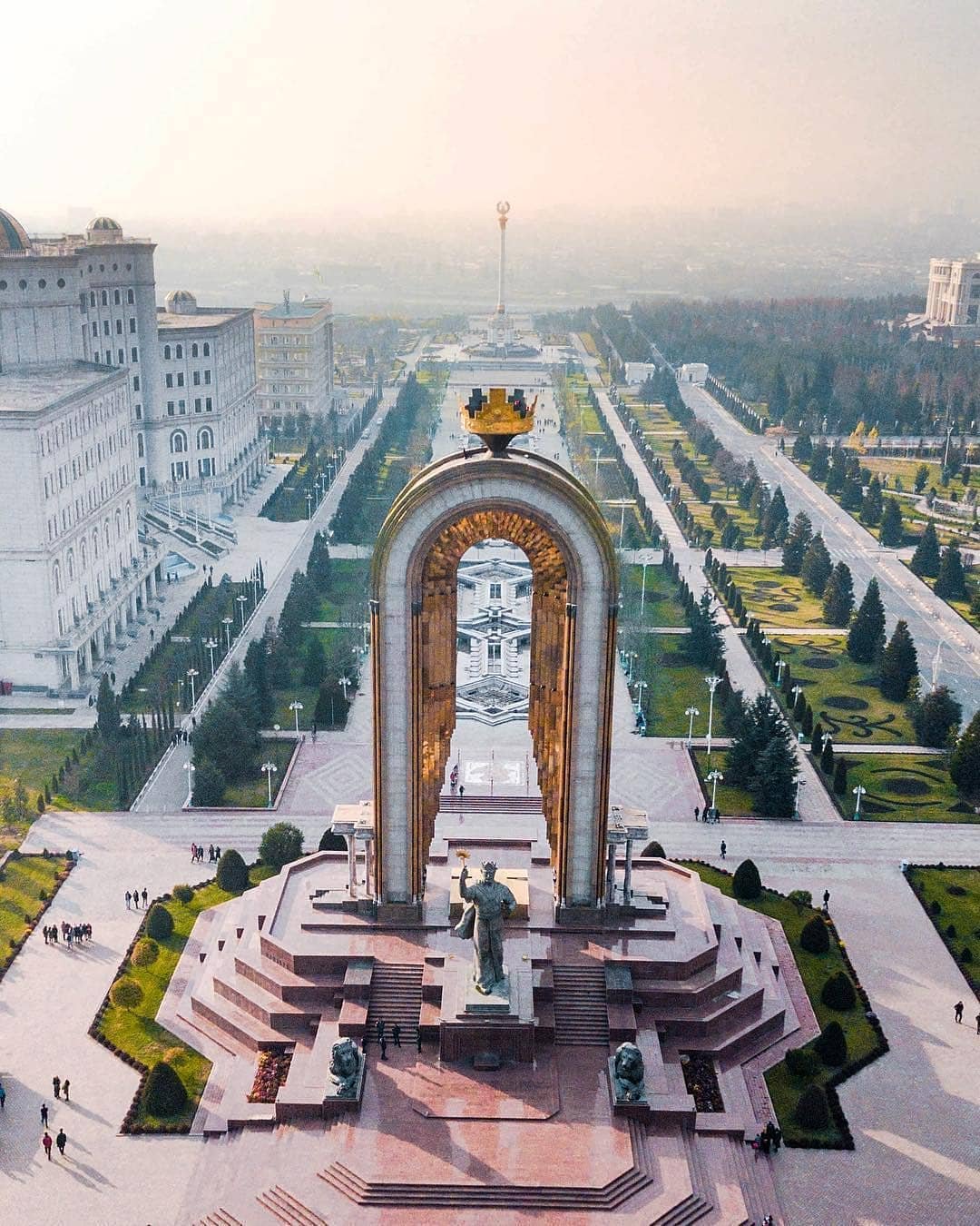Исмаил Самани памятник
